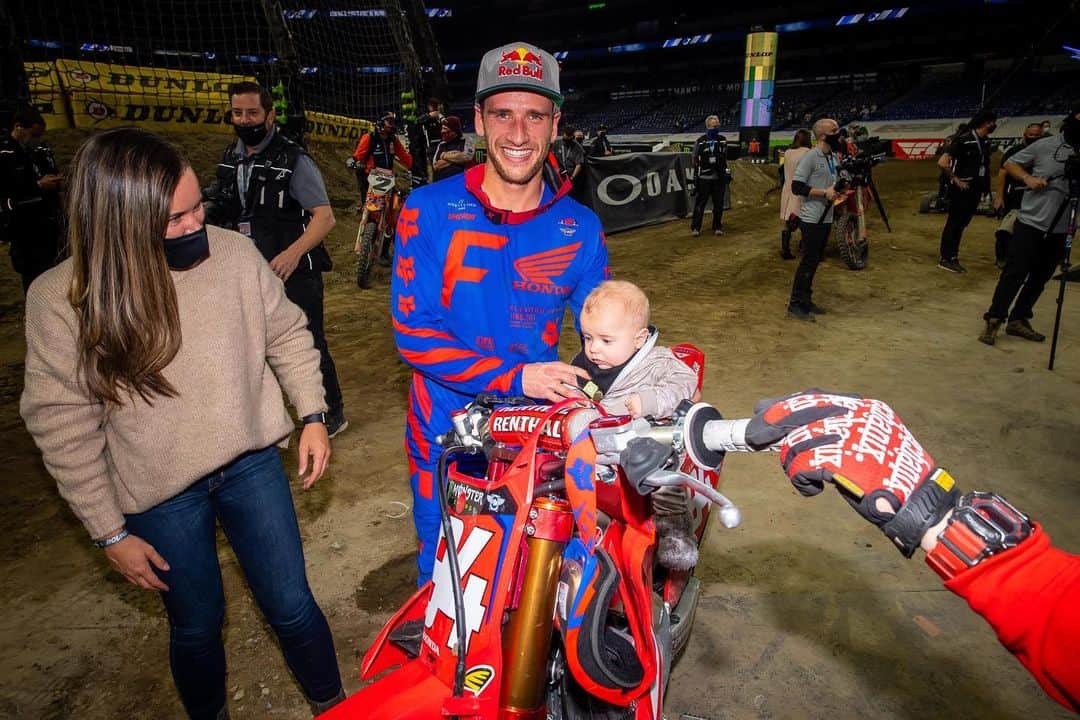 ケン・ロックゼンのインスタグラム：「🧹  Indy, you have been very good to us! 3 in a row 🤯 It was not my favorite track by any means but we always try and bring it in the race. Super thankful for these moments 🙏🏼  📸 @align.with.us」