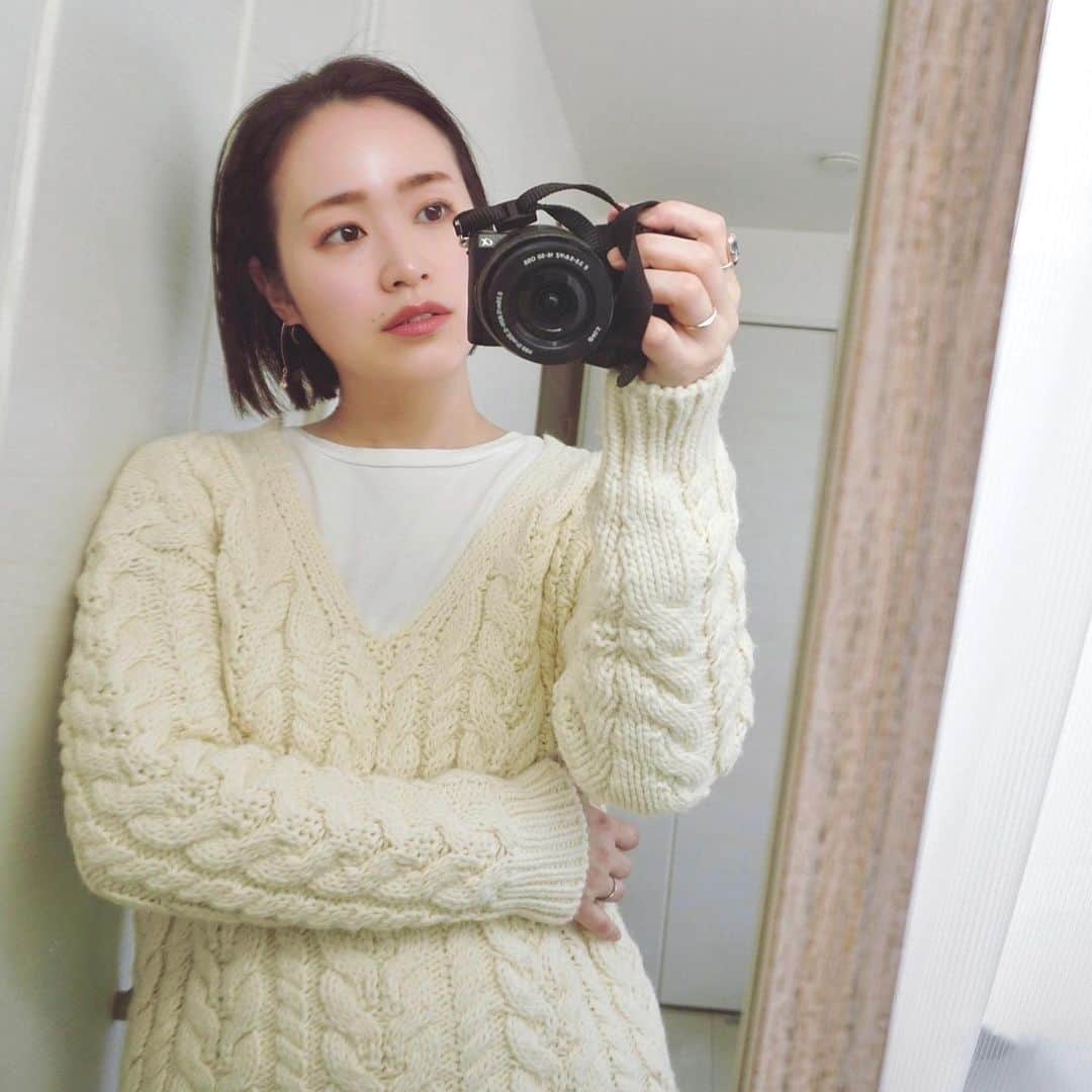 のインスタグラム：「三寒四温。 今日はコートなしで大丈夫だった☺️ どこにも出かけられないから近所をお散歩👦🏻  #jewelry_ume#ÜME#ユーミー#ジャーナルスタンダード#白ニットコーデ#春コーデ#ワンマイルコーデ#ご近所コーデ#シンプルコーデ#カジュアルコーデ#ママコーデ#ママファッション#アラサーコーデ #30代ファッション#30代コーデ #アクセサリー#ジュエリー#おうち時間#切りっぱなしボブ」