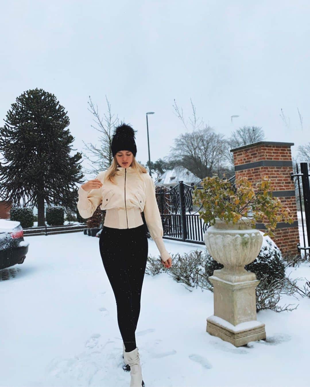 ルセット・ヴァン・ビークのインスタグラム：「Welcome to winter wonderland ❄️」