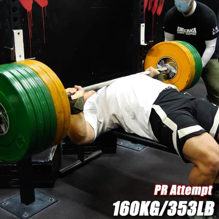 山本俊樹のインスタグラム：「- bench press 160KG  「そのでかい体は何かやってるの？！」  そんな問いかけに  「ウエイトリフティングやってます」というと  「ベンチプレス何キロあげるの？」  と必ず返ってくる。  ウエイトリフターなら誰もが経験したことだろう。  そんな時のためにベンチプレスはある程度やっておく必要がある。  @blackships_choujin1   🎥: @welift_weights   #ウエイトリフティングやろうぜ  #耐えて勝つ #率先垂範 #CHRIO #CHERANDKER」