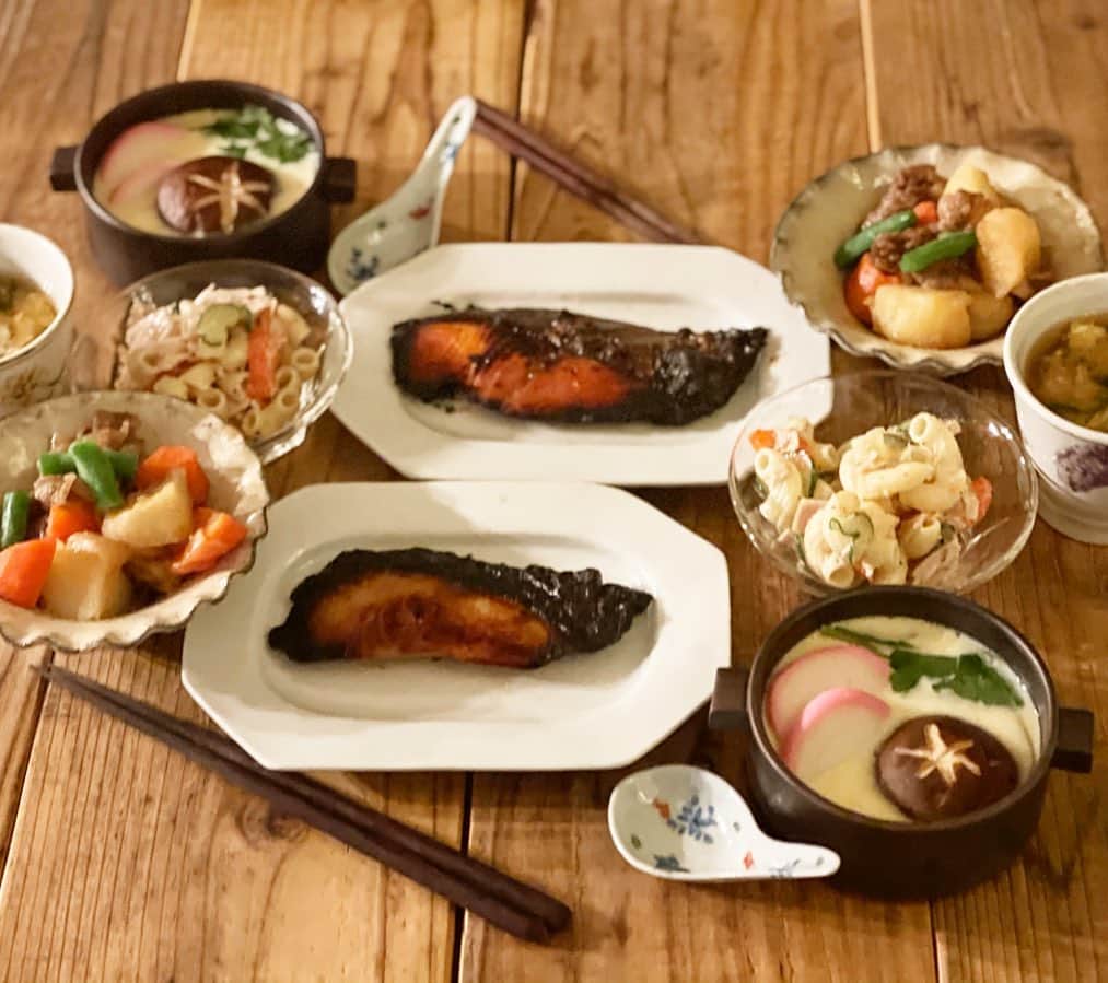 Atsukoのインスタグラム：「今日の晩ご飯 2021.02.07  銀ダラと鮭の西京漬 茶碗蒸し マカロニサラダ 肉じゃが にらたま味噌汁  地味すぎる🤣🤣 冷凍庫にあった西京漬で晩ご飯。 ホイルかけて焼いたのに、焦げ目つけようと思って少し焼いたら焦げ気味に😭 まぁ仕方ない。笑 茶碗蒸しが美味しすぎた🤣 娘からお魚メインのご飯を増やして欲しいと言われたので、難しいけどがんばるかな。。」
