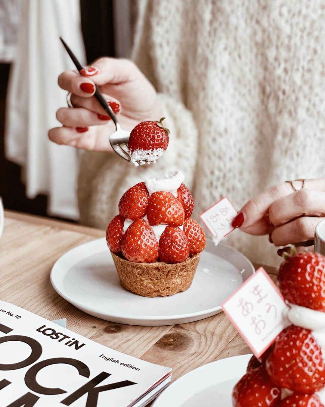 のインスタグラム：「🍓 . .  𝑅𝑂𝐶𝐶𝐴 &𝐹𝑅𝐼𝐸𝑁𝐷𝑆 𝐹𝐿𝑂𝑊 𝐾𝑌𝑂𝑇𝑂 あまおうとローズヒップティー🍓 . . あまおうをたっぷり使用した贅沢タルト🍓 隠し味にローズヒップティーゼリーを忍ばせて‥ ほのかに香るローズヒップティーが 心も身体も女子力アップ♥️ˎˊ˗ ﻿ . . 甘酸っぱいあまおうと自家製カスタード そしてロッカならではの 分厚いタルト生地もザクザク召し上がれ🍓ˎˊ˗ ﻿ . . . . . ﻿ 𝑅𝑂𝐶𝐶𝐴 &𝐹𝑅𝐼𝐸𝑁𝐷𝑆 𝐹𝐿𝑂𝑊 𝐾𝑌𝑂𝑇𝑂 @rocca.flow.kyoto  京都市右京区西院東今田町2-1﻿ 時間　11:00〜19:00 ドリンクラストオーダー　18時 （タルトは売り切れ次第終了）﻿ 定休日:月曜日 ※祝日営業﻿ ﻿ ———————————————————— 見てくださる方にプラスになる投稿をしていきます 是非いいね♡フォロー♡ よろしくお願いいたします𓅟 私の写真の編集については フォトレッスンでレクチャーをしています —————————————————————  #roccaandfriends#sweets#kyoto#roccaandfriendsflowkyoto#京都ケーキ#京都タルト#タルト専門店#ロッカアンドフレンズ#京都カフェ#京都ランチ#京都グルメ#京都スイーツ#高槻カフェ#高槻ランチ#高槻グルメ#カフェ好きな人と繋がりたい#いちごスイーツ#いちご#苺スイーツ#テイクアウト#食べ歩き#インスタグラム#インスタ映え#インフルエンサー#美味しい#西院#西院カフェ#西院スイーツ」