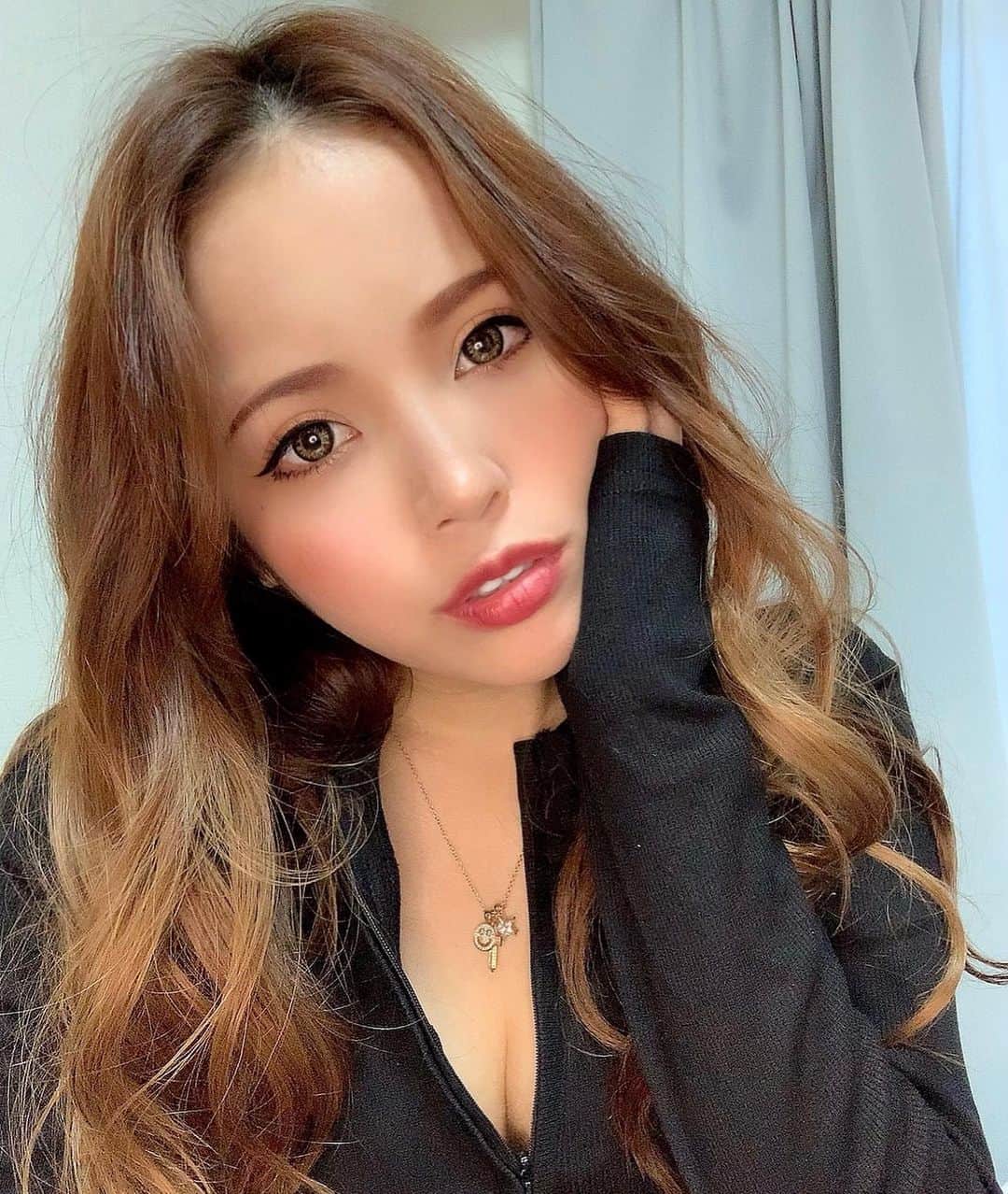 のインスタグラム：「先週東京の @x_clinic_ebisu に カウンセリングと  #ダーマペン4 を受けてきたよ✨  今回1番の目的は日本一クマ施術で有名な @dr_son_shunichiro に クマのカウンセリングをしてもらうこと☝️  私のクマは施術で薄くできるとのこと😭 ずーっと長年悩んできたからよくなるって言われてめちゃ感動😭✨  カウンセリングもしっかりしてもらえたし クリニックもめちゃ綺麗✨ (個室のカウンセリングルームで待ち時間はNetflix見放題でびっくり👀) スタッフの方々も丁寧😭✨  今年中にここでクマ施術受けたいなと決意❗️  ダーマペンは最初に麻酔クリームを なってもらって 髪の毛より細い針で顔を刺激して 肌を生まれ変わらせるって施術！  麻酔クリームをしてるから 顔が熱いって感じはしたけど そんなに痛くはなかったよ🙌  なにより個室の施術だったから リラックスして受けれたのがよかった✨  今は術後三日で古い皮膚が 剥離していってるんだけど 向けた下の肌がつるんつるんで 全部剥けるのが楽しみすぎる🥰  経過もストーリーに載せてるので 気になる方はストーリーもチェックしてね🎬  #Xクリニック #ダーマペン4 #東京 #恵比寿 #駅近 #肌再生 #美肌 #女磨き #クマ施術日本一 #美容整形 #美容」
