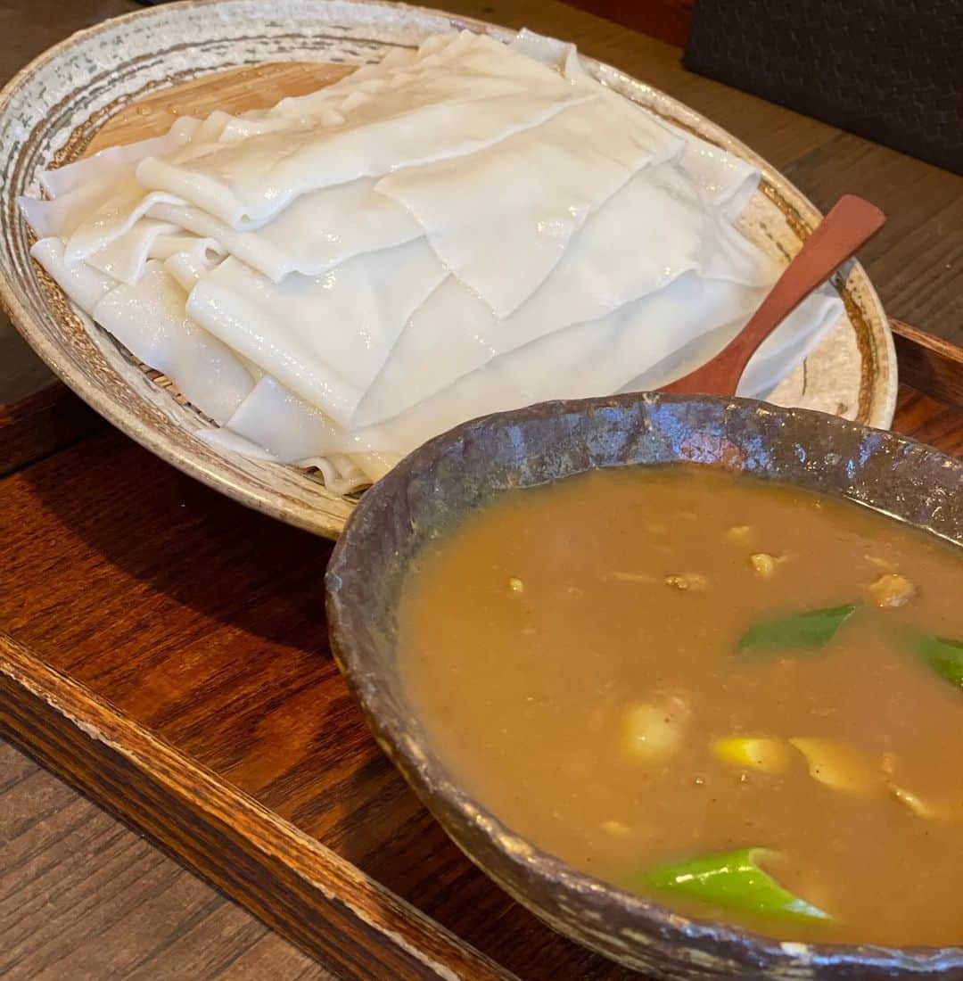 中野みやびのインスタグラム：「ひもかわうどん！  #ひもかわ #ひもかわ #udon #japan #うどん #麺類 #カレーうどん #curry #カレー #中野みやび #みやび」