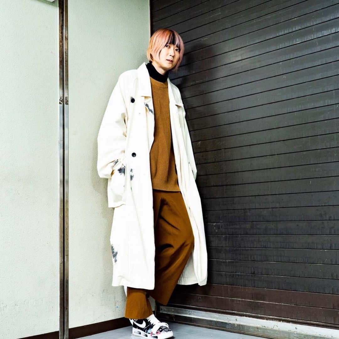 江口雄也のインスタグラム：「☀️  物理の先生風コート👨‍🏫  coat / @mybeautifullandlet  knit / @monkeytime_jp  pants / @kiit_official  sneaker / @nike」