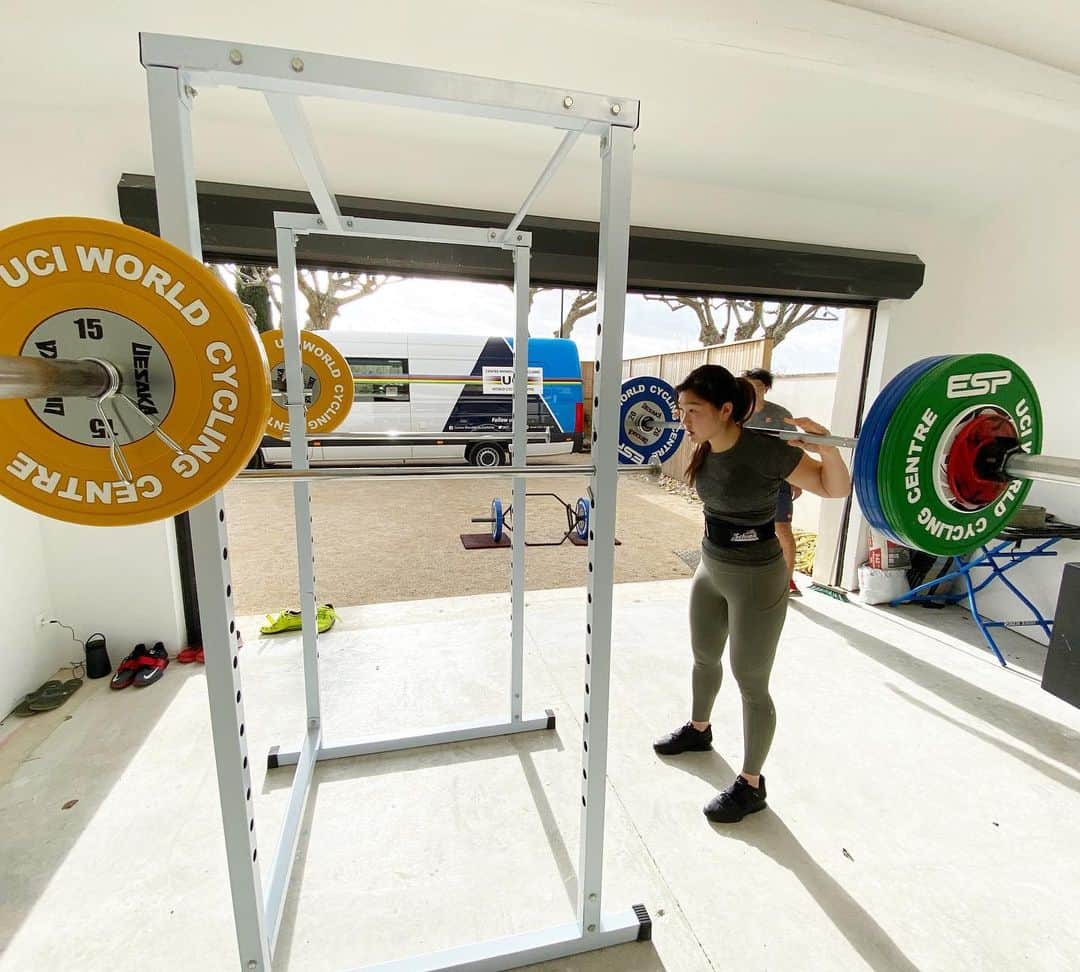 畠山紗英のインスタグラム：「Gym session in the garage🏋🏻‍♀️ My face looks bit silly but I’m focused😂  集中してるときは大体ちょっとマヌケな顔😂」