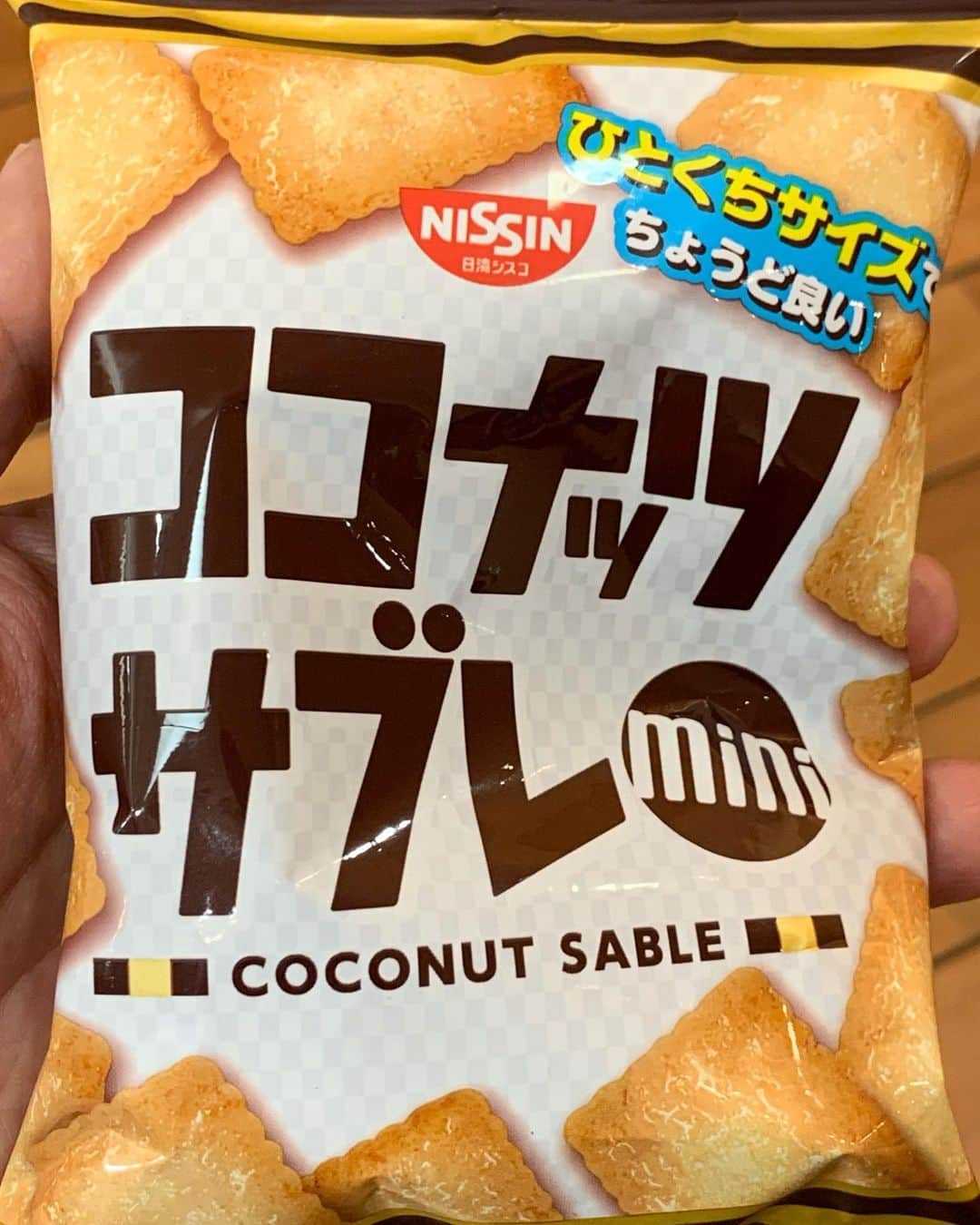 のインスタグラム：「ちょうどいいなぁ… 自販機向け小袋 #おやつパトロール」