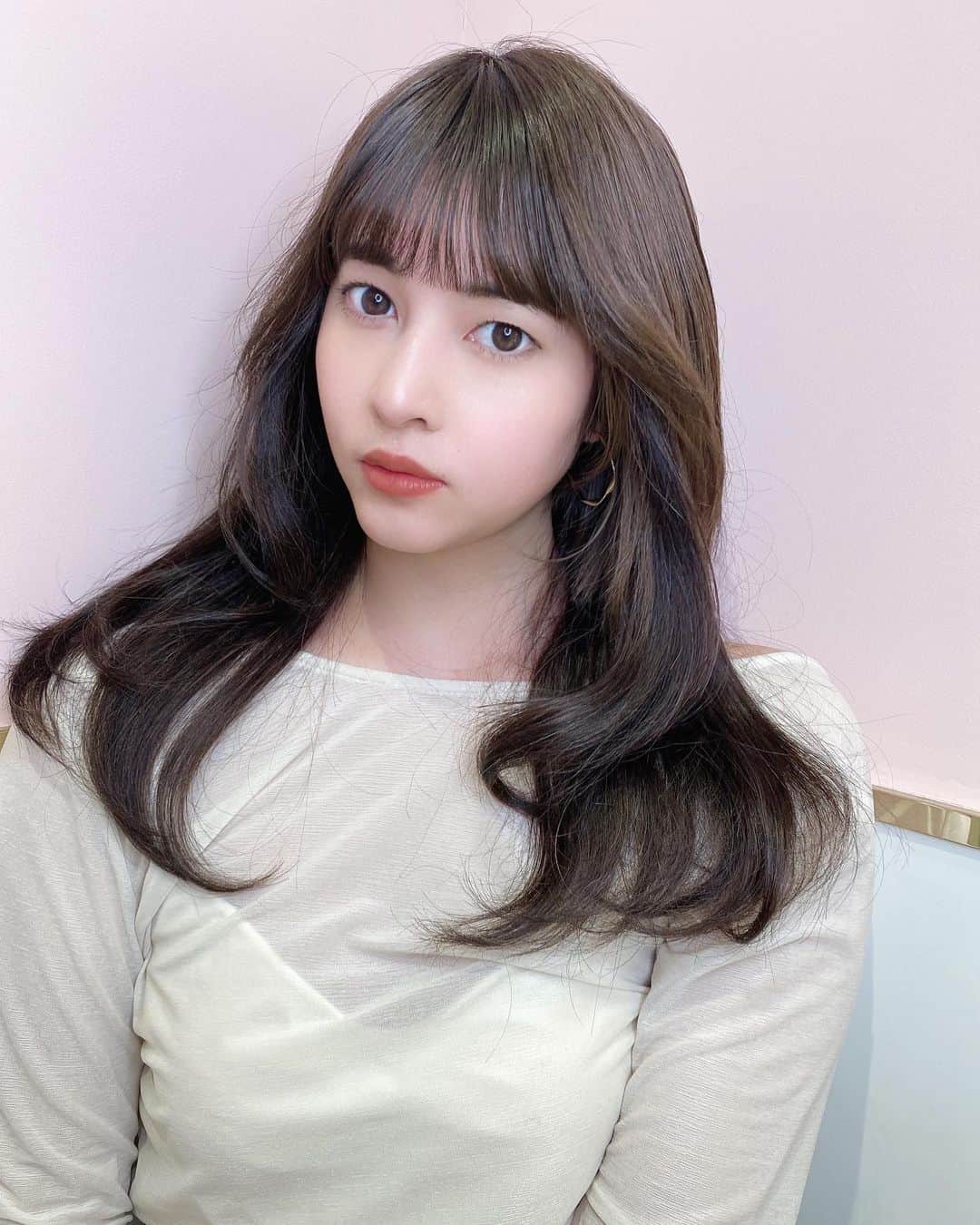 えなちぃのインスタグラム：「まるちゃんカメラ♡ プツッとシースルーバングが可愛い💕 まるちゃんのスタイリングが とっても可愛いのよ😍」