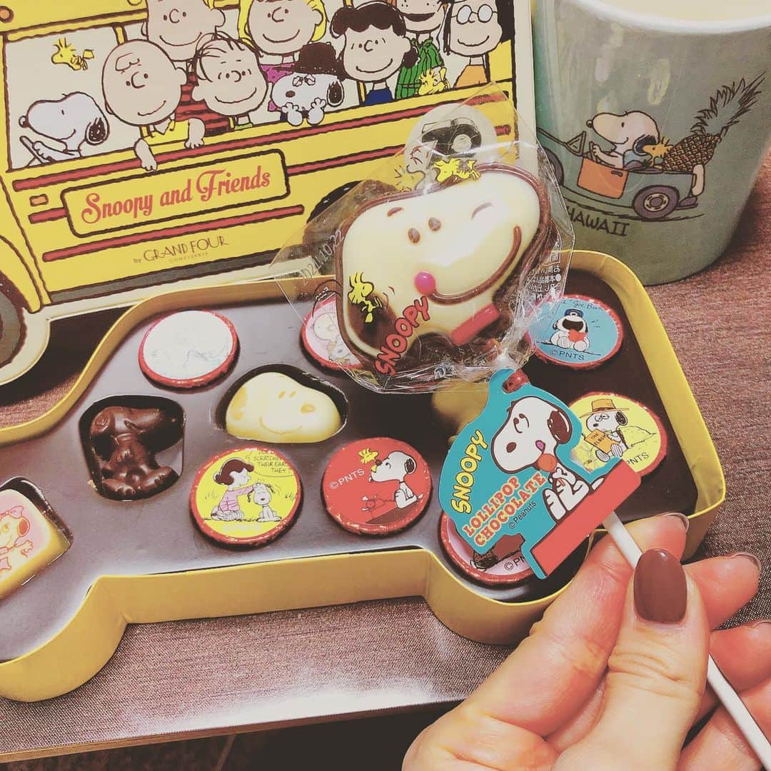 真瀬はるかのインスタグラム：「【逆バレンタイン🍫】 . . 今日、用事があって両親に会ったのだけど、、、 . . なぜか父から「バレンタインだからさ♪」って、スヌ様のチョコをいただきましたので、今からホットミルクと共にいただきたいと思います。 . . ……ん？ 何かがおかしい😂 . . まぁいっか🤗🤗🤗✨ . . #スヌ様チョコレート🍫 #何これかわいい #ペロペロキャンディみたいなのも #おまけでつけといたよとの事で #私たぶん5歳児だと思われてる説濃厚 #バレンタインなんてすっかり忘れてて #何も持っていかなかったのに #お父さんなんかごめん😂笑 #ありがとう🍫✨ #真瀬はるか」