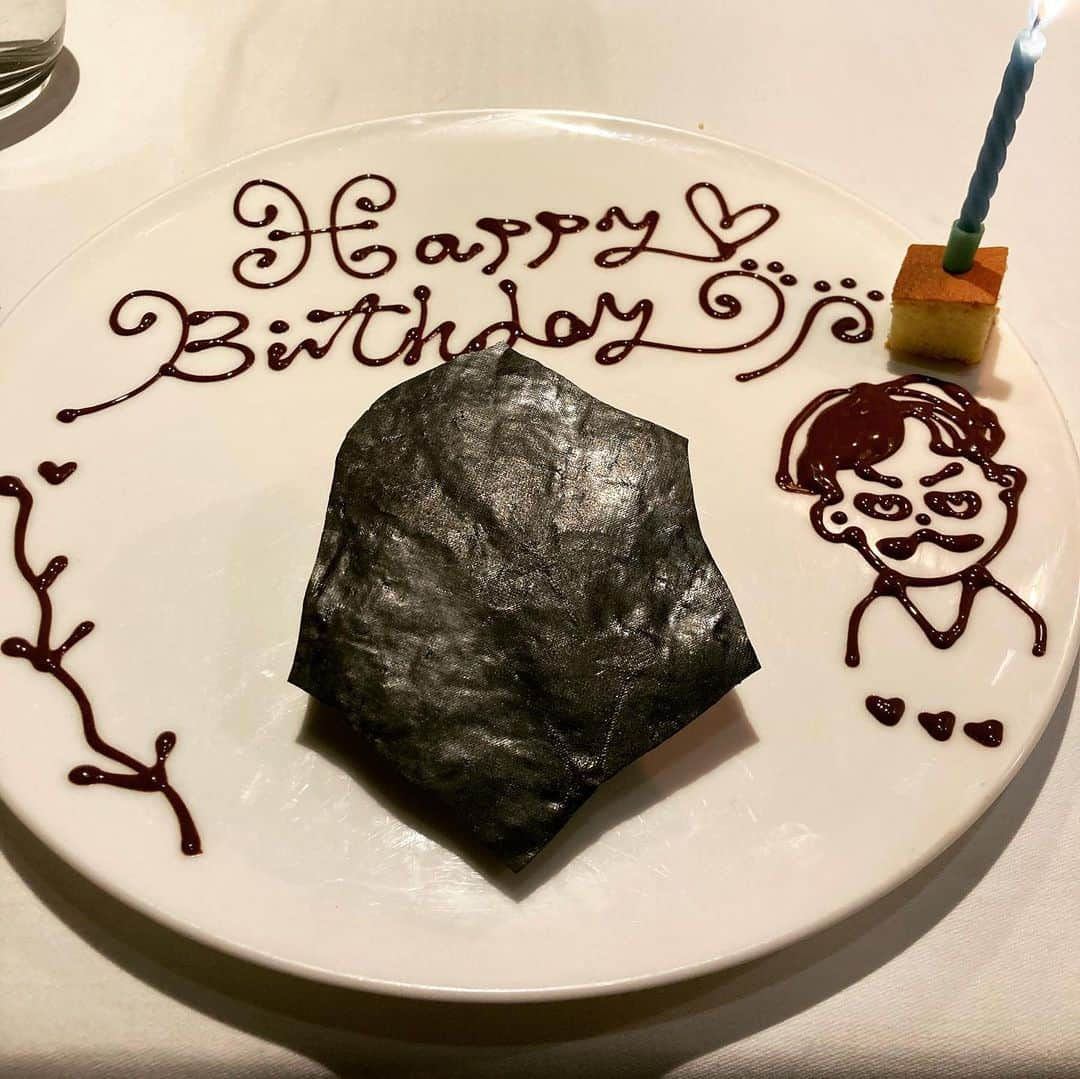 桜井誠さんのインスタグラム写真 - (桜井誠Instagram)「誕生日のディナーは感染対策もバッチリな参宮橋regaloさんへ。 大好きな小倉さんの料理が誕生日に食べられる幸せ。 ここのパスタは本当に美味しい！ 今日は蕗の薹のオイルベースに、パルミジャーノがたっぷりと。ペアリングのワインもバッチリ合って目ん玉ひんむきながら食べましたよw ほうれん草ベースのウニと黒トリュフたっぷりのタリオリーニ、マナガツオのグリル、そして小倉さんが今一番気合を入れて焼いているオリーブ牛！！ 外はカリッと香り高く、中はしっとり肉の旨みと香りが閉じ込められていて、極上の仕上がり。 デザートのプレートも用意していただいて嬉しい限り！ブラックカラーの大人のティラミス美味しかったー。 幸せなひとときを過ごせました。 今年一年も頑張らなきゃ！ #regalo」2月7日 22時02分 - m_sakurai_da