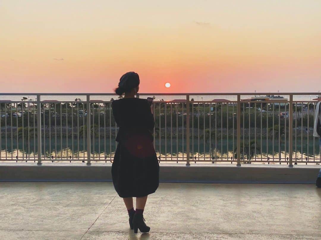 MARINAさんのインスタグラム写真 - (MARINAInstagram)「🌞〰🌞〰🌞 . 最近、天気が良くて 職場から見えるサンセットが 綺麗すぎて最高。 . 私が写真撮ってるところを 後ろからいい感じに 撮っていただいたので…📸♡ photo by： @saayaa_24  . 18:00前後くらいが綺麗なので サンセット見に遊びに来てね♪w @apartment_okinawa_seaside  . #sunset #sunrise #okinawa #サンセット #夕陽 #夕焼け #沖縄」2月7日 22時03分 - marina___oki