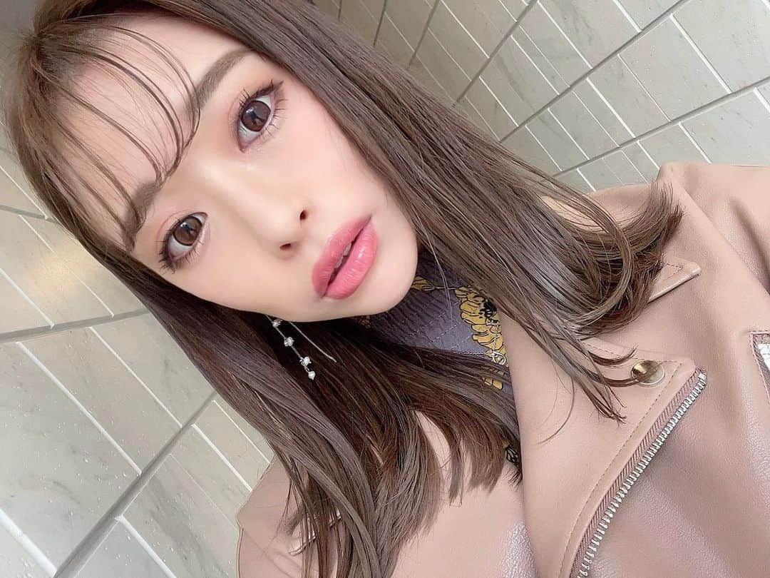 高村みどりのインスタグラム：「何気に今年一発目投稿🏋️‍♂️ ついに20cmカットしたよ💇‍♀️ @k_two_saito  いつもありがとう🏋️‍♂️💗 どうかしら🥺？」