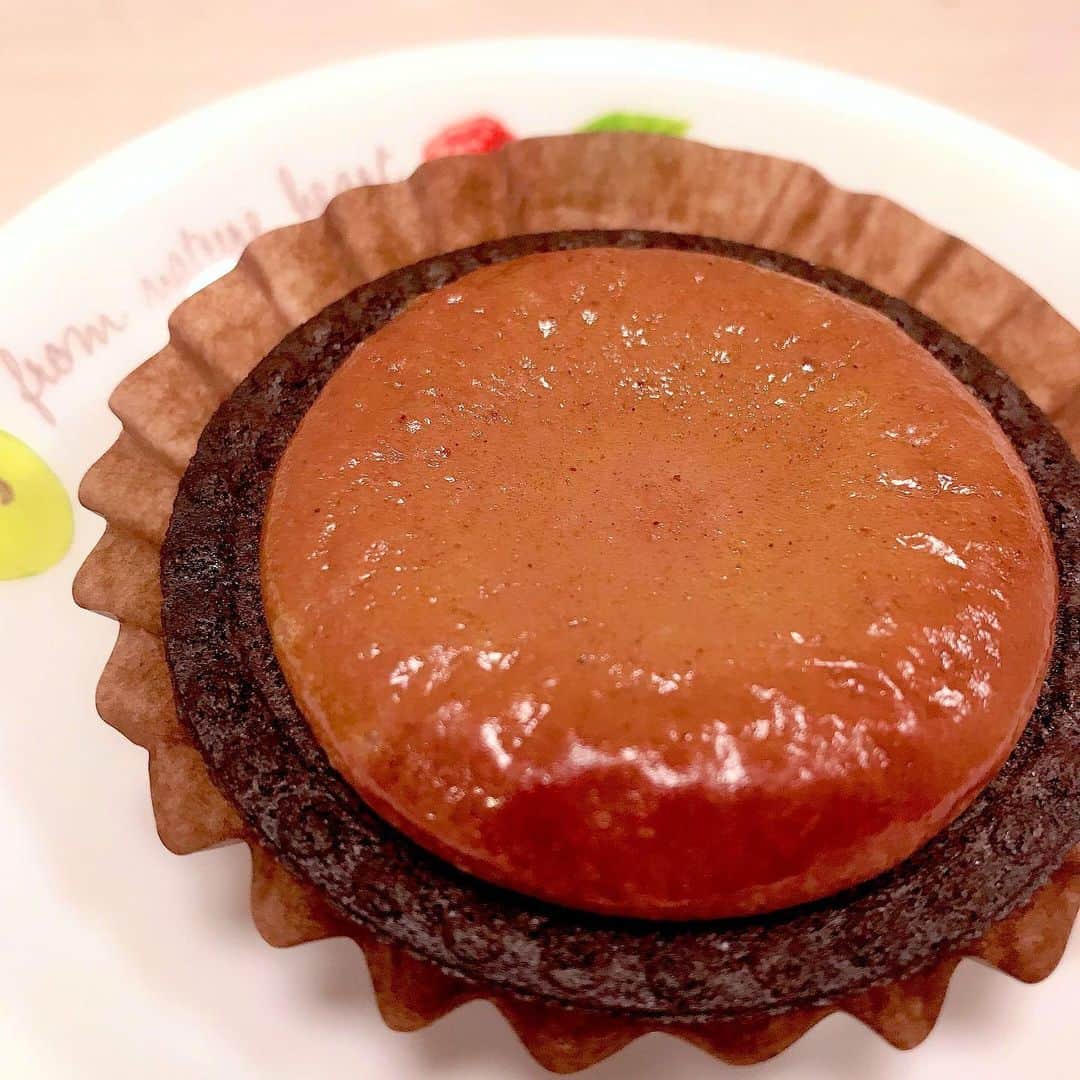 春奈るなのインスタグラム：「BAKEのチョコレートチーズタルトうっっっっっっっっっっまだった😳🍫🧀  #bake  #chocolatecheezetart」