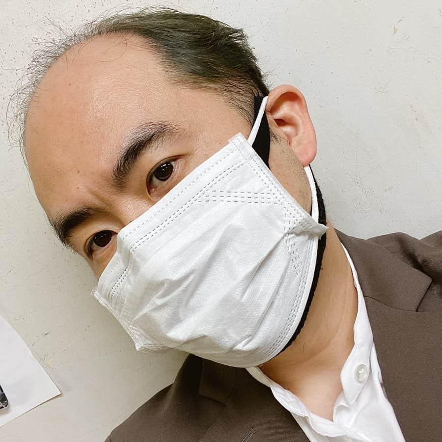 斎藤司のインスタグラム：「最近Wマスク まじで息できない。 これだけ息できなければ コロナ入れないんじゃないかなぁ。 息が入らないんだから爆  #これ効果あるのか #とあるところで #ダンサーさんがしてたから #真似してみた #上にマスクしろ #髪の色いい感じ #ほんとに初めて染めたから #生まれ変わった気分 #前回の緑では #ぐっとラック懸念 #自分の中の真面目が #マッドにさせた」