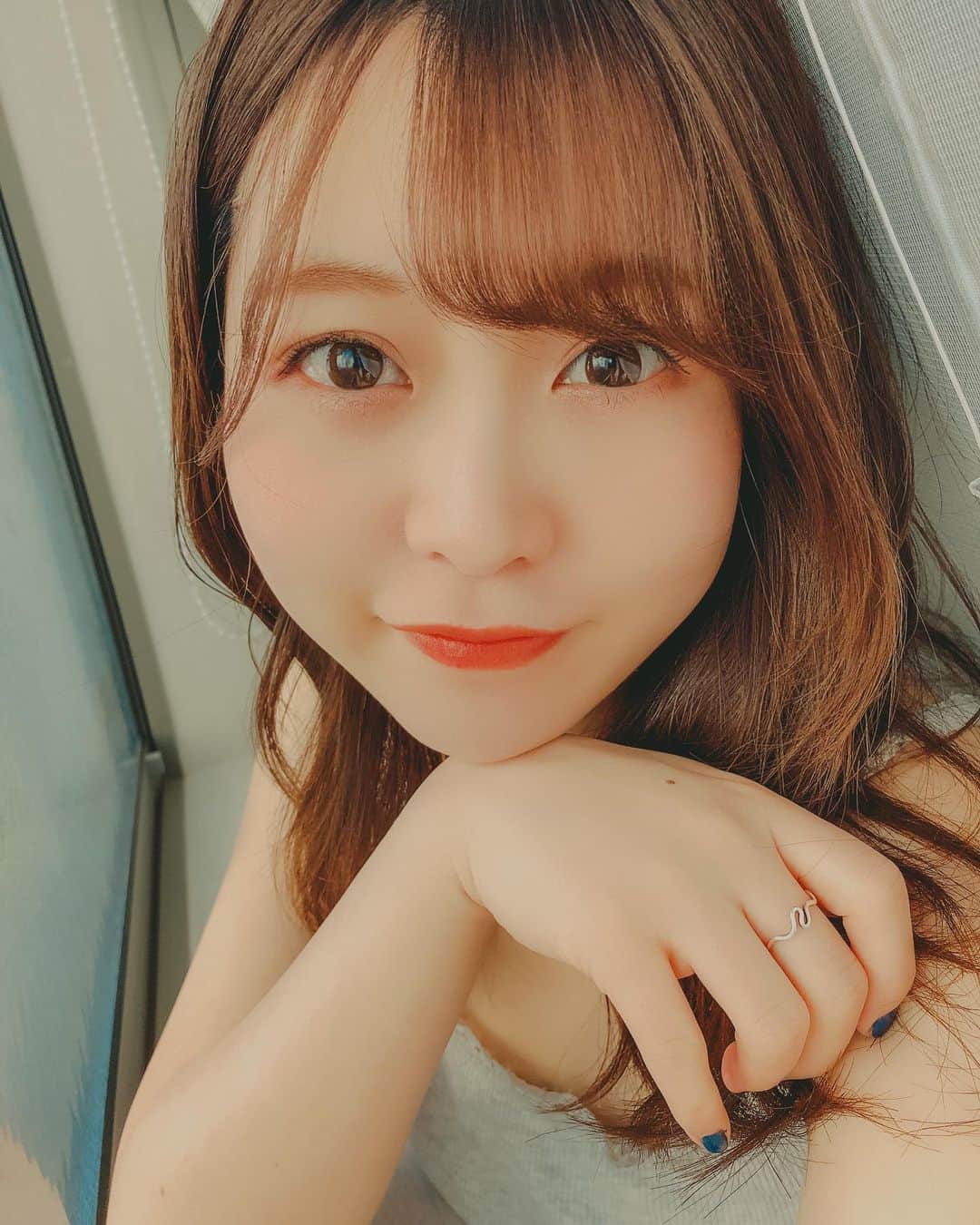 弘松菜摘のインスタグラム：「. . 久しぶりにちゃんとメイクして自撮りしたけど、場所が謎です . . #謎の窓」