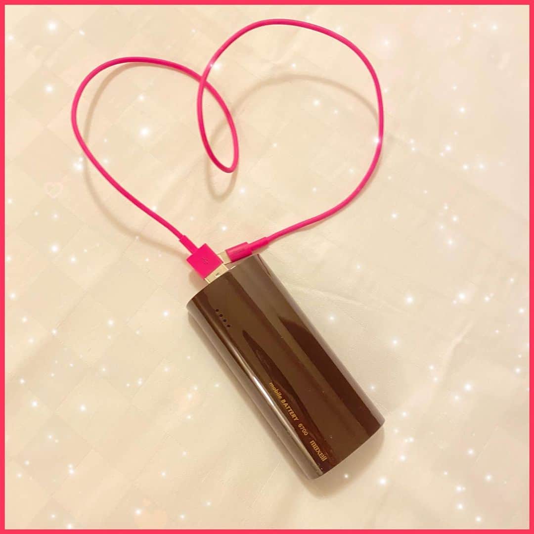 のインスタグラム：「もうすぐバレンタインデーだね💕 黒のモバイルバッテリー買ったと思って開封したら茶色だった…笑  もうチョコレートにしか見えない…笑  コードはピンクだからバレンタイン感😂 これはこれでよかったかなっ  #バレンタイン #チョコレート #バレンタインデー」