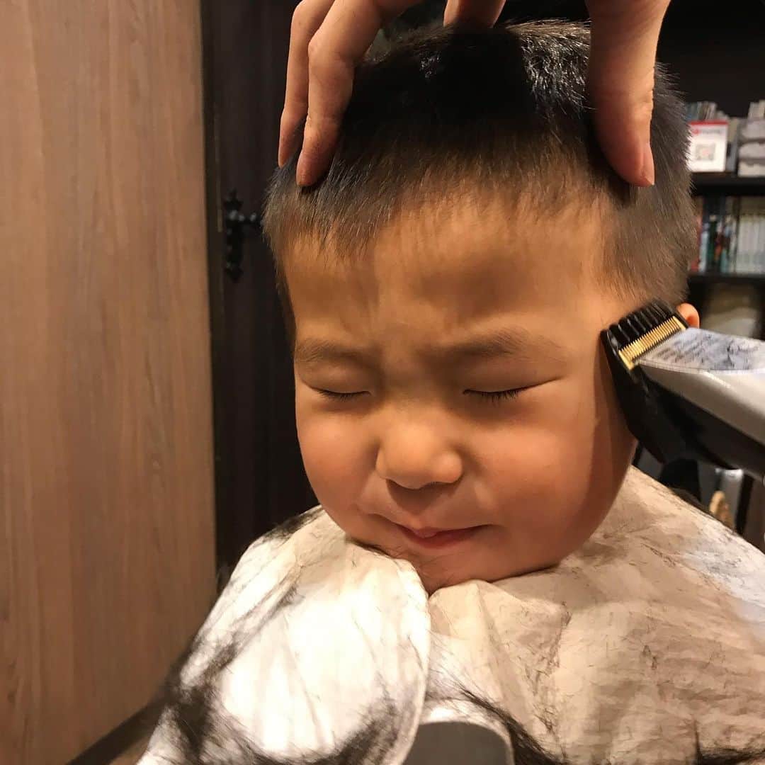 水垣偉弥のインスタグラム：「今日は息子達と髪の毛切りに行きましたー！！いつもお世話になってるアツさんありがとうございます！！ アツさん↓ https://stekina.com/profile/TBVQ-RV4W?stype=rp」