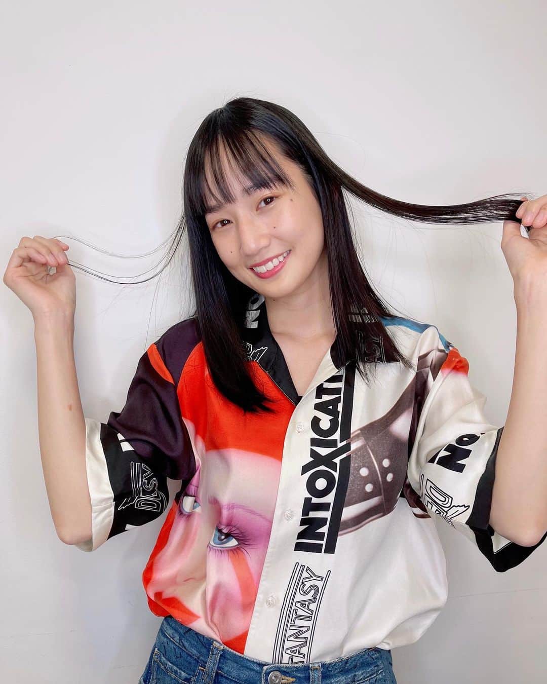 高嶋香帆のインスタグラム：「たまに派手な服が着たくなるのは大阪人の性だと思います。  髪の毛ツルツルにして頂きましたっ トリートメントの詳しくはまた載せます🤘✨  @motonori_kurihara  @air_ginza_central」