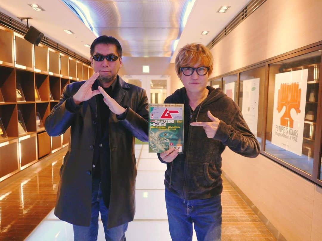 スガシカオのインスタグラム：「今夜もJ-WAVEを聞いていただきありがとうございました！！  雑誌ムーの編集長 三上さん、話に引き込まれましたね・・・ちなみに三上さん、ムーポーズ。 あぁ、ミステリーって素敵！  来週は百獣の王 武井壮さんとドライブに出かけますよ！！楽しみだーーーー！」