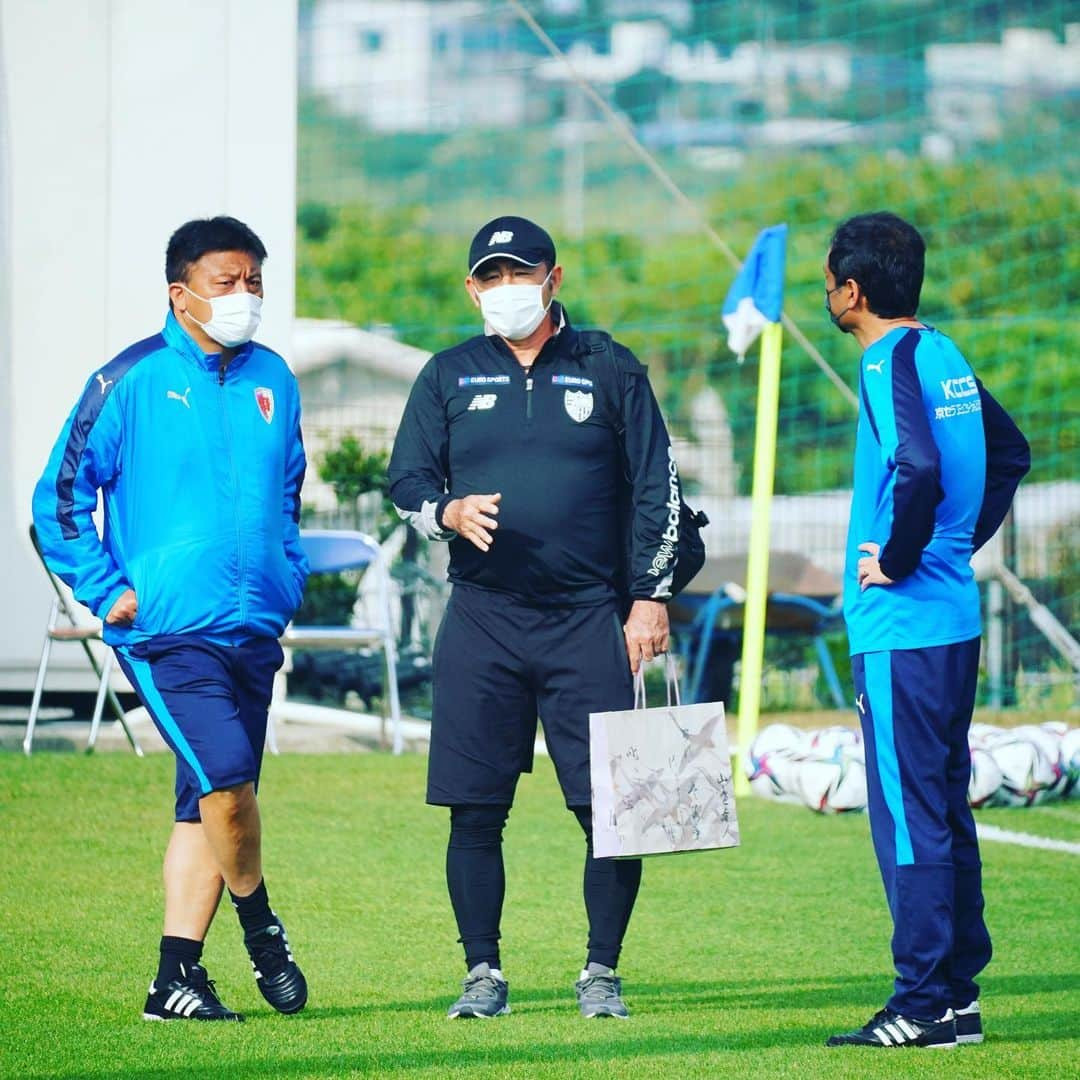 FC東京オフィシャルグッズさんのインスタグラム写真 - (FC東京オフィシャルグッズInstagram)「🔵🔴 #2021沖縄camp   #長澤徹 コーチとも再会!!🤝🔵🔴  テツさん、ありがとうございました!!🙏🔵🔴 @fctokyoofficial  #京都サンガ  #FC東京 #fctokyo #tokyo #沖縄キャンプ #沖縄 #キャンプ #okinawa #camp」2月7日 22時15分 - fctokyoofficial