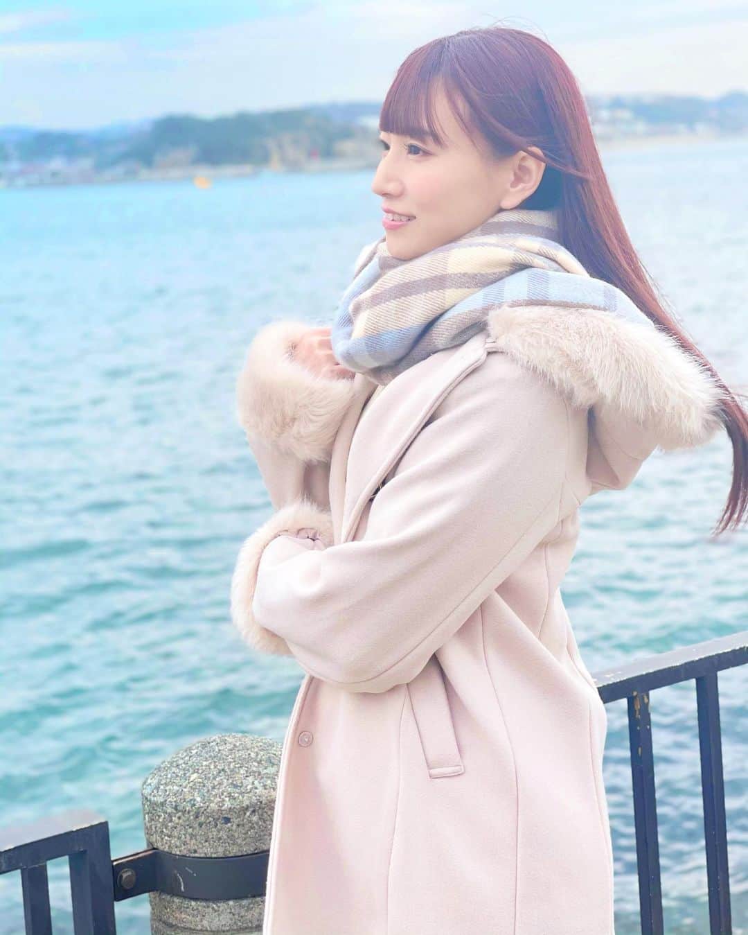 初川みなみさんのインスタグラム写真 - (初川みなみInstagram)「暖かい衣装とホッカイロに救われた日😇﻿ ﻿ この日は風がすごかったけど、安定に前髪は﻿ 動きません！笑﻿ ﻿ そして髪の毛暗くしたい欲がすごいよぉっっ♡」2月7日 22時15分 - hatsukaw_aminami