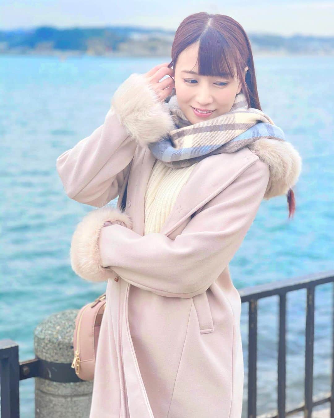 初川みなみさんのインスタグラム写真 - (初川みなみInstagram)「暖かい衣装とホッカイロに救われた日😇﻿ ﻿ この日は風がすごかったけど、安定に前髪は﻿ 動きません！笑﻿ ﻿ そして髪の毛暗くしたい欲がすごいよぉっっ♡」2月7日 22時15分 - hatsukaw_aminami