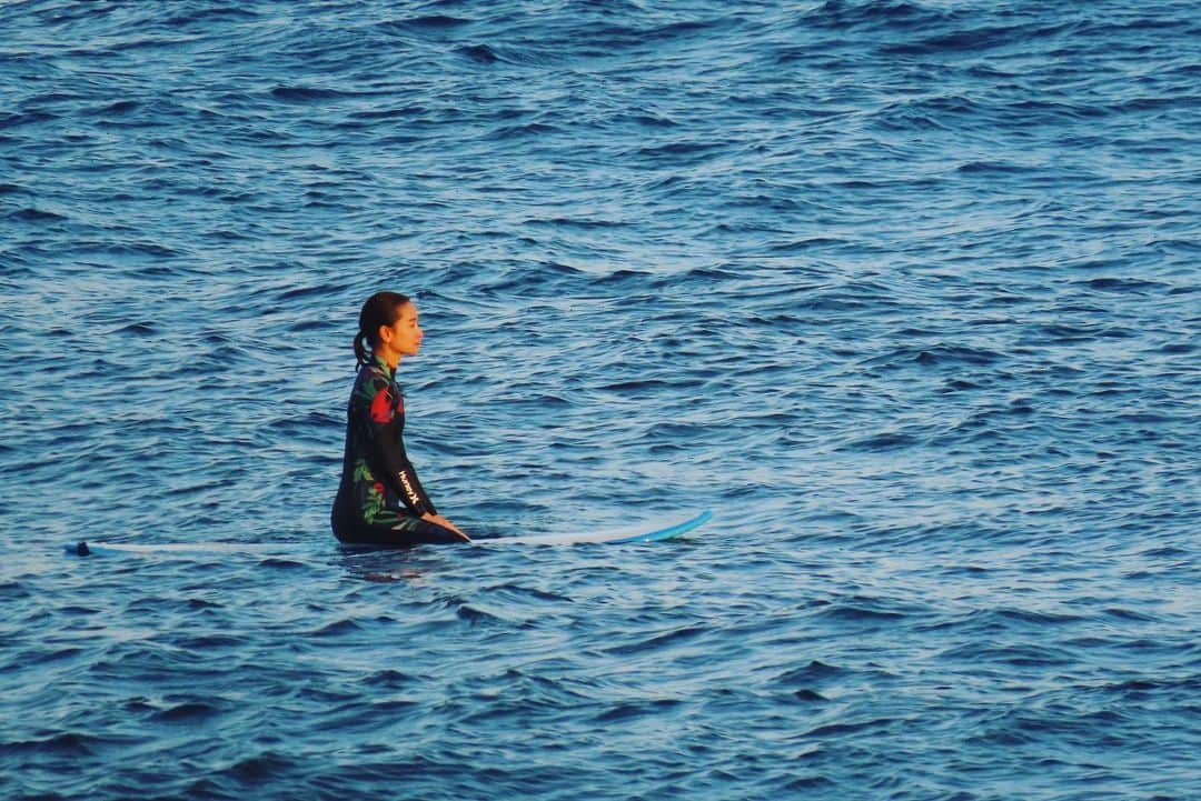 呉屋ありさのインスタグラム：「. . 波もないし 1人だし . ヒマだな〜ってしてる😮 . #ぽつん感 . . #surf#surfing  #surftime #nosurf #swell #wave #hurley #surfgirl  #nowave #okinawa #nsp#itfeelsgood」