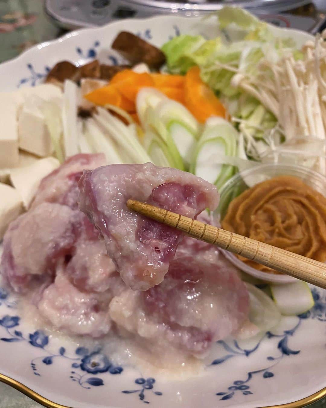 karen okajimaさんのインスタグラム写真 - (karen okajimaInstagram)「ㅤㅤㅤ  大好きな (@sumiyaki.saiwai )さんから﻿ 大大大人気の鶏プル発酵鍋 のセットが﻿ 発売していたから早速ゲットして 家でお母さんと食べました〜🍲💓﻿ ﻿  野菜やお肉やトロロや出汁が 全部小分けになってるから そのままお鍋にどばーと 入れるだけで完成するから楽ちん❤️  ※オシャレにとりたくて私はお皿に持って撮っています。 ﻿  塩麹漬けの但馬もも肉が﻿柔らくて ぷりぷりで美味しいのです🤤🤤 ﻿ 野菜と鶏に火が通ったら弱火にして とろろをかけて完成✌️💕 ﻿ 老舗の味噌蔵のお味噌もが美味しくて お好みでかけて食べるんやけどつい たっぷりつけちゃうよね🥺💓 ﻿ ﻿ 〆は残った出汁をごはんにかけて 食べたらまたまたこれが美味しすぎる🤤✨  このお鍋は酒粕・味噌・塩麹 の３つの発酵食品が﻿ ふんだんに使用されてて﻿ 体やお肌にもめっちゃ良いのです🥰 免疫力もアップするでん❤️﻿ ﻿ ﻿  ﻿ 説明書きと一緒に﻿アレンジレシピも 書いてくれてるから﻿残ったお出汁でも 美味しいごはんが作れちゃう👏🥺 ﻿ ﻿  ﻿ 気になった方は﻿ (@sumiyaki.saiwai )さんに﻿ DMしてみてねん💕 ﻿  ﻿ #お取り寄せグルメ #お取り寄せ鍋 #心斎橋 #心斎橋グルメ﻿ #炭焼き幸 #鶏プル発酵鍋 #発酵鍋 #心斎橋焼き鳥 #お取り寄せ情報 #テイクアウトグルメ  ﻿」2月7日 22時17分 - karenokajima0318