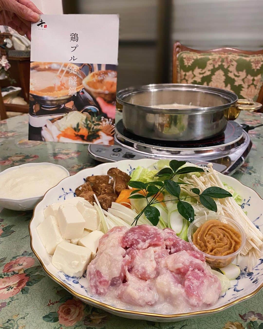 karen okajimaさんのインスタグラム写真 - (karen okajimaInstagram)「ㅤㅤㅤ  大好きな (@sumiyaki.saiwai )さんから﻿ 大大大人気の鶏プル発酵鍋 のセットが﻿ 発売していたから早速ゲットして 家でお母さんと食べました〜🍲💓﻿ ﻿  野菜やお肉やトロロや出汁が 全部小分けになってるから そのままお鍋にどばーと 入れるだけで完成するから楽ちん❤️  ※オシャレにとりたくて私はお皿に持って撮っています。 ﻿  塩麹漬けの但馬もも肉が﻿柔らくて ぷりぷりで美味しいのです🤤🤤 ﻿ 野菜と鶏に火が通ったら弱火にして とろろをかけて完成✌️💕 ﻿ 老舗の味噌蔵のお味噌もが美味しくて お好みでかけて食べるんやけどつい たっぷりつけちゃうよね🥺💓 ﻿ ﻿ 〆は残った出汁をごはんにかけて 食べたらまたまたこれが美味しすぎる🤤✨  このお鍋は酒粕・味噌・塩麹 の３つの発酵食品が﻿ ふんだんに使用されてて﻿ 体やお肌にもめっちゃ良いのです🥰 免疫力もアップするでん❤️﻿ ﻿ ﻿  ﻿ 説明書きと一緒に﻿アレンジレシピも 書いてくれてるから﻿残ったお出汁でも 美味しいごはんが作れちゃう👏🥺 ﻿ ﻿  ﻿ 気になった方は﻿ (@sumiyaki.saiwai )さんに﻿ DMしてみてねん💕 ﻿  ﻿ #お取り寄せグルメ #お取り寄せ鍋 #心斎橋 #心斎橋グルメ﻿ #炭焼き幸 #鶏プル発酵鍋 #発酵鍋 #心斎橋焼き鳥 #お取り寄せ情報 #テイクアウトグルメ  ﻿」2月7日 22時17分 - karenokajima0318