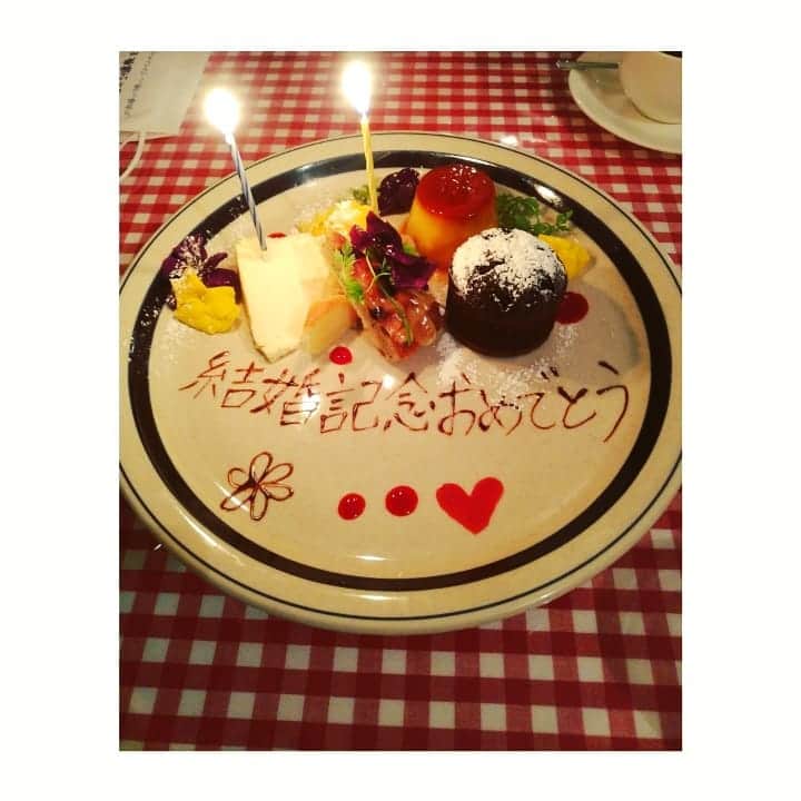 近藤笑菜のインスタグラム：「先日、はじめての結婚記念日を迎え💍ささやかにお祝い💐 まだまだ新人夫婦だけれども、ペーペーの2年目なりに結婚して幸せだなぁと思っています。日々一緒に居られるのがいい。 なんでも話し合いたがるし聞きたがる私に根気よく付き合ってくれ、自分なりの考えとマイペースも持ち合わせていて、結婚後も変わらず本当に自由に生きてしまっている自分をいつも側で応援してくれて見守ってくれて安心感をくれるような人👦なんて温かい！好きだ！ 共に生きていくからには今後も色々話し合い支え合いながら、お互い健康に気をつけて、末永くよろしくねと思います。 これからも人生共に楽しもう～～🌿 #1st #weddinganniversary」