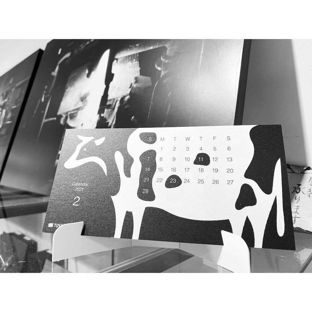尾島早都樹のインスタグラム：「富山駅のある取材先で見つけた🐄🗓  かわいいーーー、けど非売品なんだそう🥲♡  あなたはどこにあるか見つけられますか🧐？？？  #cow #丑年 #カレンダー #2021  #富山駅 #富山 #🐄 #🗓」