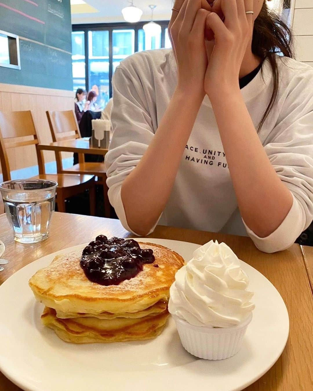 柿崎裕美のインスタグラム：「りさちゃんとパンケーキ🥞🫐 サクッと😋 久しぶりに食べたから嬉しすぎた😆  #パンケーキ#クリントンストリートベイキングカンパニー #表参道カフェ#アントシアニン#静かに食べました 😷」