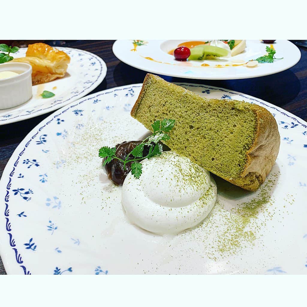 七瀬遥のインスタグラム：「私は抹茶のシフォンケーキ🍰 あんこが食べたくて😋🍴 あんこ大好き😘❤ 毎日、あんこは食べるんです🥰  #抹茶#あんこ#大好き#シフォンケーキ#sweets#cafe#delicious#happy #fun#good#friend#happy#love#happiness#good#smile#tokyo#japan」