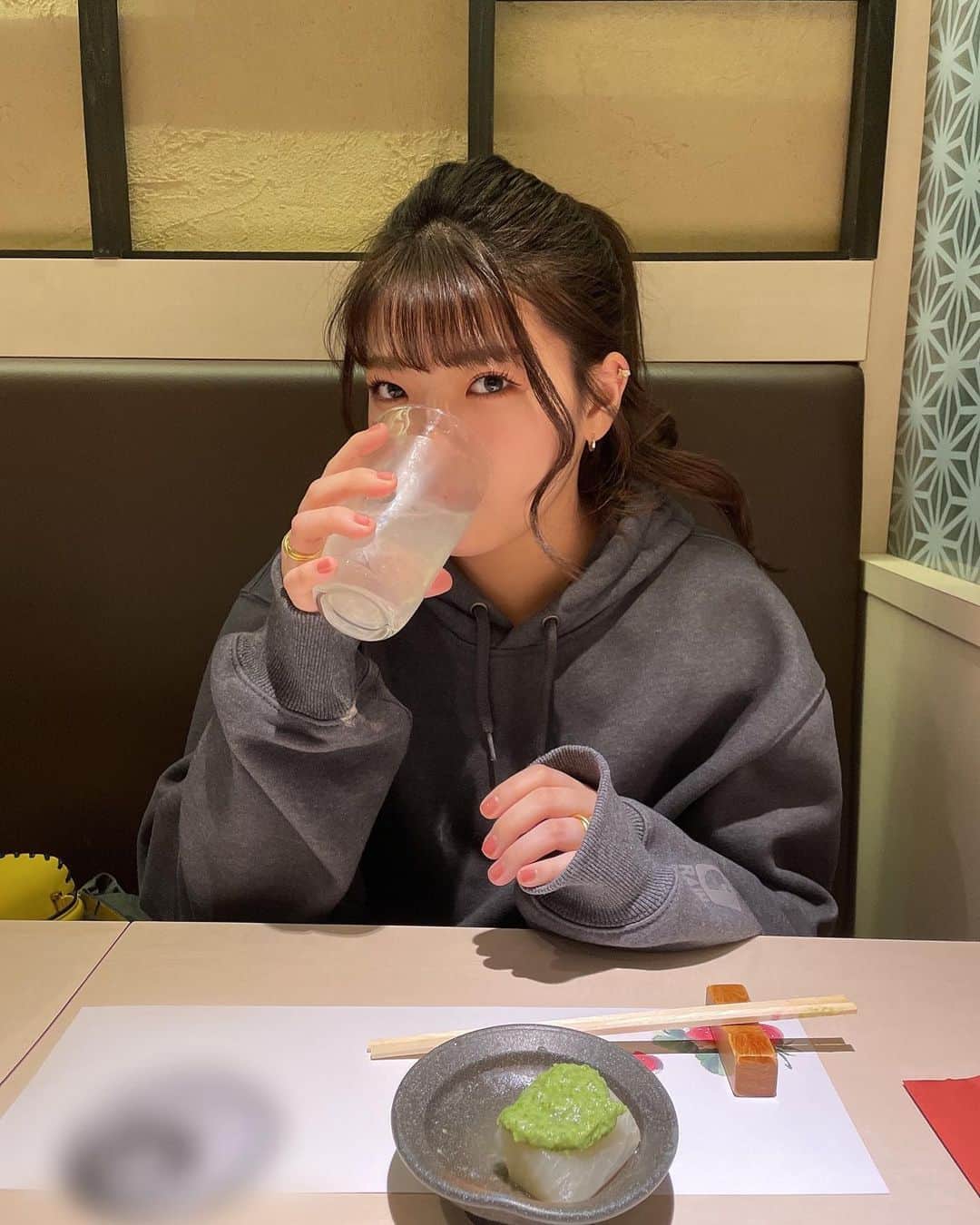 鈴木千夏さんのインスタグラム写真 - (鈴木千夏Instagram)「ママと飲み行ってきた🍶 昔からママに、 食べ物の前での写真が1番いい顔してるって言われてたんだけど、 最近はお酒の前でもいい顔してるわ🙆‍♀️ って言われます😕」2月7日 22時31分 - chii.chinatsu