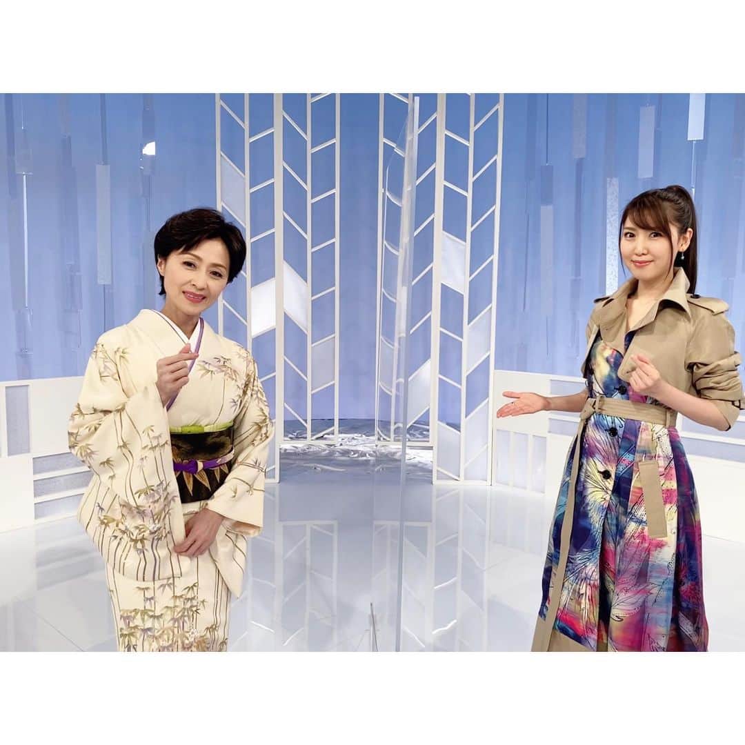 おかゆのインスタグラム：「📺🗼🐶🐾🎸🌈 . ビクターの憧れの大先輩！❤️ 美人演歌歌手、長山洋子さんの人気長寿番組 テレビ東京「洋子の演歌一直線」 . 今朝の放送をご覧下さった皆様、 長山洋子さんをはじめご出演の 増位山太志郎さん、中西りえさん、 お世話になりましたスタッフの皆様、 本当に有難うございました🙏🏻❤️ . 美しく、凛とされた佇まい👘 同じレコード会社の大先輩です🐶❤️ 収録の合間にお話出来て 緊張も解れました🥲💗 長山さん、ありがとうございました☺️❤️ . 吉幾三さんが「徳光和夫の名曲にっぽん」で 作って下さった「独り言」を歌唱🎸✌️ シンガーソングライターの大先輩に ステキな作品を書いて頂き 心から感謝の想いでいっぱいです😢 もっともっと味わい深く表現出来るよう、 大切にじっくりと育てていきます🎶 . オフショットもまた後ほどアップします📸💕 . . #長山洋子 さん #テレビ東京 #洋子の演歌一直線 #美人演歌歌手 #吉幾三 さん #作詞作曲 #独り言 #徳光和夫の名曲にっぽん #シンガーソングライター #ビクターエンタテインメント #感謝 #music #japanesemusictv #japanesesinger  #singersongwriter #japaneseculture  #victorentertainment」