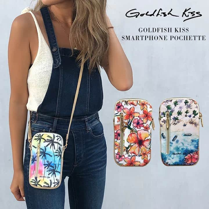 ラレイアのインスタグラム：「🌴 春に向けて💕 Goldfish Kissのアートが可愛いスマホポシェットはいかがですか？☺️🌺 ・ 外ポケット付きでちょっとしたカードも一緒に持ち歩き可能です🧡 ・ 今ならSTAY HOMEフェアでまとめ割クーポンを配布中です！ ぜひご自宅でのお買い物にお役立てください😌 ・ ・ ・ ---La Leia Precious Life(ラレイア)--- @laleia_official ・ 楽天市場店 https://www.rakuten.co.jp/laleia-p-life/ ・ ・ ・ ・ #art#hawaii#aloha#surf#beach#laleia#ハワイ#フォトジェニック#インスタ映え#インスタ女子#アロハ#ビーチ#海を感じる雑貨#ラレイア#アート#ビーチガール#サーフスタイル#大人カジュアル#ゴールドフィッシュキス#ギフト#プレゼント#バッグ #楽天 #goldfishkiss #スマホポシェット」