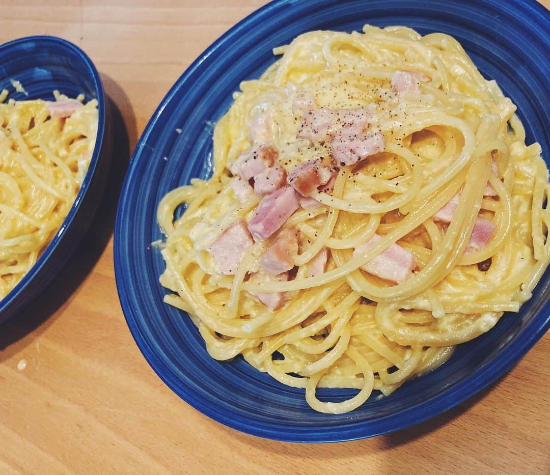 石田剛規のインスタグラム：「ペペロンチーノに次ぐ パスタ料理はカルボナーラ。  3.4回失敗してムカついて、 ようやく食べれるレベルに。  もう少し改善出来そうなのと、 美味しいチーズが欲しくなる。」