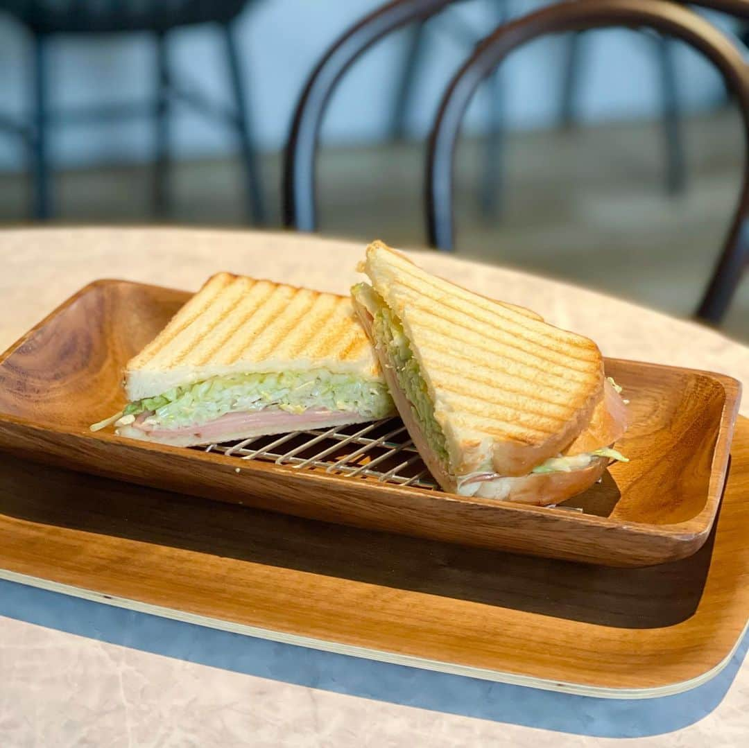 小沼瑞季さんのインスタグラム写真 - (小沼瑞季Instagram)「🍓🥪🍓🥪🍓🥪﻿ ﻿ ﻿ かなりの時差投稿ですが﻿ 大人気のフルーツサンドのお店﻿ "ダイワ"が去年の秋にカフェを出店💒﻿ 恵比寿にある『ダカフェ』へ🥪🍓﻿ ﻿ ﻿ ダイワだと売り切れの早いフルーツサンドが﻿ ここだと並ばずに食べられる🙆‍♀️💌﻿ ﻿ 苺サンド大好きな私にとって﻿ 最っ高のプレート🧸🍽🎁﻿ おっきないちごがジューシーで美味しい🍓🍓🍓﻿ ﻿ ダイワを筆頭にフルーツサンドブームで﻿ いろんなお店が出していて本当嬉しい🤢💕﻿ もっともっと食べたいなぁ...🐷ぶひ﻿ ﻿ ﻿ ・恋のフォーチュンサンド ¥2000﻿ ・苺シェイク ¥980﻿ ・ホットサンド　カフェラテセット﻿ ﻿ ちなみにホットサンドは﻿ モーニングメニューなんだそうですが﻿ 今回普通に注文できました🙆‍♀️！﻿ そしてプリンススマートインの宿泊者さんは﻿ 無料で朝食にホットサンドが食べれるそう🥪﻿ ﻿ ﻿ 【ダカフェ恵比寿】﻿ 東京都渋谷区恵比寿南3丁目11-25﻿ プリンス スマート イン 1F﻿ Morning 6:30-11:00﻿ Cafe 10:00-18:00﻿ ﻿ ﻿ #ダカフェ#ダイワ#ダイワカフェ#恵比寿カフェ#東京カフェ#東京カフェ巡り#フルーツサンド#いちごサンド#苺サンド#いちご#東京ホテル#代官山カフェ#tokyocafe#strawberrysandwich#みいきのカフェめぐり☕️🍰」2月7日 22時43分 - mizukikonuma