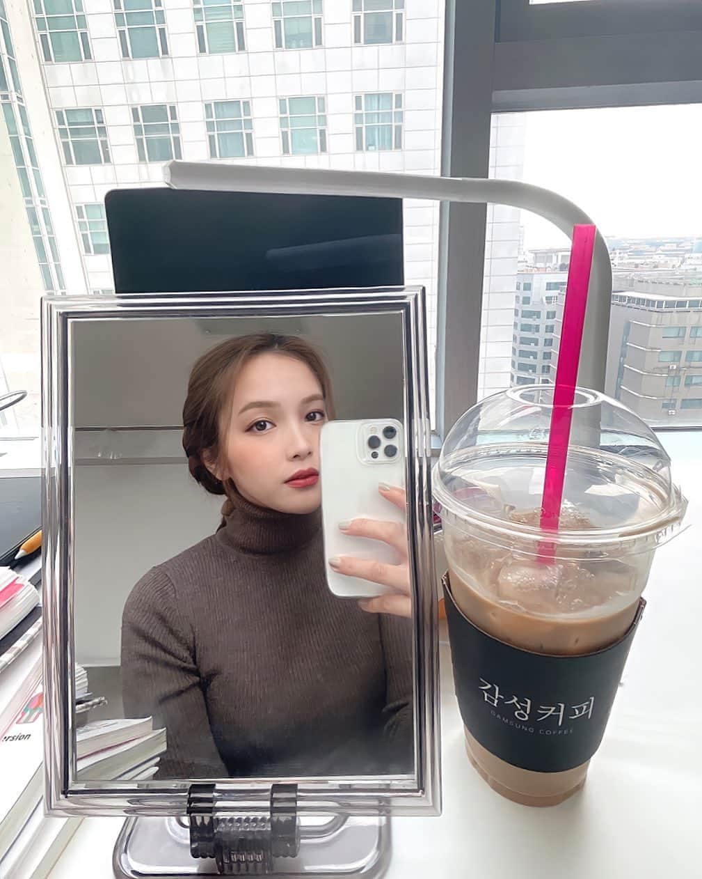 Lilmeのインスタグラム：「韓国に来てまもなく2ヶ月経ちます🇰🇷  まだ言語を覚えてる最中なので家の外へ出た瞬間からサバイバルみたいで大変な毎日ですが…笑 来年の今頃には韓国でも仕事が出来るように頑張ります！！  한국에 온지 얼마안되서 2개월이 지났네요🇰🇷  아직 언어를 익히는 중이라 생활하는 것만으로도 힘든 나날이지만 내년 이맘때쯤에는 한국에서도 일을 할 수 있도록 노력하겠습니다.  #韓国#語学留学#韓国留学#韓国コスメ#인테리어#헤어스타일#유학#거울샷#메이크업#뷰티스타그램 #셀카#얼스타그램」