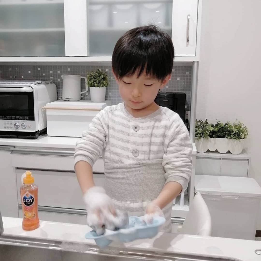 momoさんのインスタグラム写真 - (momoInstagram)「@joy_pg_japan  碧くん、6歳になって念願の皿洗いのお手伝いデビュー👏✨ ド真面目だから、洗い残すことなく丁寧に洗ってる。パンツインしたパジャマが愛おしい(笑) たまにお箸落っことしてキャーキャー言いながら全部キレイに洗ったよ🌼  食器洗剤で香りも楽しめる、香りジョイ(バレンシアオレンジの香り)を使ってます🌿  私の食器用洗剤選びは#香り派 ✨ このバレンシアオレンジの香りは、ジューシーでフレッシュなオレンジの香りで美味しそう🍊 少し離れてても良い香りがして、碧も美味しそうな匂いがする〜って言ってた😂☝️     📢Twitterで「JOY総選挙」キャンペーン開催中  除菌ジョイ、香りジョイ、消臭ジョイの3つジョイの中から自分のお気に入りを選んでTwitterで投稿するだけで素敵なプレゼントがあたる「あなたはどのJOY？#JOY総選挙 」キャンペーンが実施中！詳しくは @joy_pg_japan を見てください👀❤️     #年長さん男の子#6歳#お手伝い#洗い物#JOY総選挙#香り派#食器洗い#家事を楽しむ#PR」2月7日 22時44分 - m.o.m.o.k