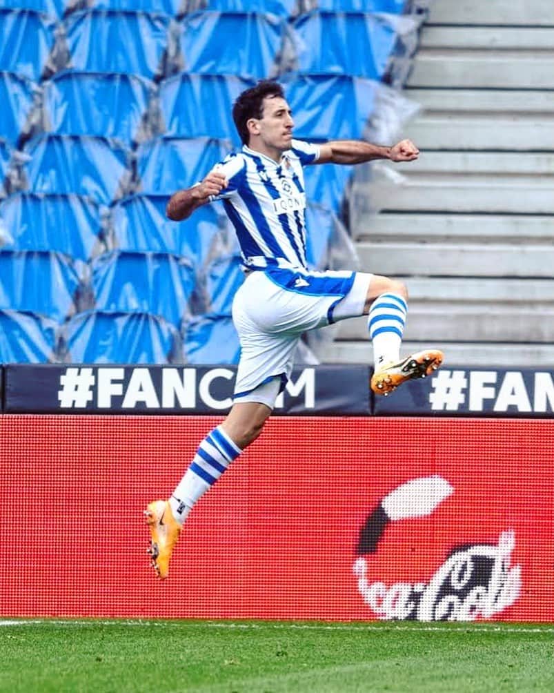 のインスタグラム：「17 games 🗓️ 10 GOALS ⚽️ 4 assists 🅰️  @mikel10oyar is ON FIRE in #LaLigaSantander! 🔥  #Oyarzabal #RealSociedad #LaLiga」