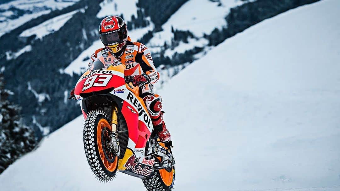 レプソル・ホンダのインスタグラム：「The RC213V is ready rain, hail or shine ☃️」