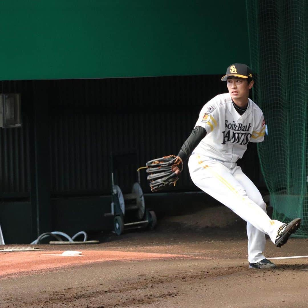 和田毅のインスタグラム：「⚾️ 第２クール終了。 1日目108球、3日目123球。 今年は本当に順調です。 たくさん投げても肩肘に変な張りがでることなく、下半身がすごく疲れる。 やりたいことがしっかりやれている、という実感があります。 そのあとのランニングは本当にきついですが… トレーニングもしっかり出来ているので、さすがに疲労はかなり溜まってきてますが、ケガしないようにまた明後日から頑張ります❗️ #明日はお休み #この休み前にダラっとするのが #最高の贅沢 #今日から変化球も解禁 #100球超えたあたりから #下半身がバテバテ #でもラスト123球目の #インローまっすぐが #1番良い球だった #後ろ姿は杉山です #一緒にネットスローしてた #投球フォームのことで意見交換」