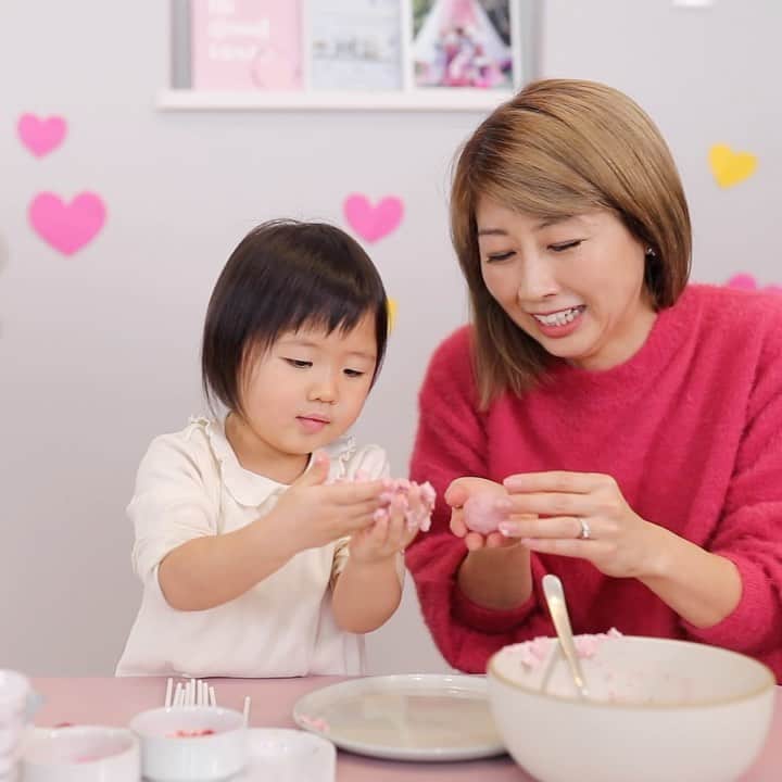 吉田ちかのインスタグラム：「Have you guys ever tried making cake pops?? It’s a lot harder than it looks!! ﻿ ﻿ Go watch our latest YouTube video to watch Pudding and me give it a shot!﻿ ﻿ Warning: this is not a how-to video, but an experiment video lol We did learn few tricks in the process though! (My motto forever and always: Live & learn!)﻿ ﻿ I asked Pudding to talk to you guys while I went to the kitchen to grab a plate and I was amazed! Lol You’ll have to jump over to YouTube to see the whole thing, but swipe to see a glimpse😉﻿ ﻿ ケーキポップって作ったことありますか？﻿ 思ったより難しかった〜！！先ほどアップしましたが、プリンと挑戦してみました☆﻿ ﻿ ちなみに、これはハウツー動画ではありませんw 実験動画です🤣 でも、実験を通していくつかのコツを掴みました！何でもやって学ぶ派w﻿ ﻿ #swipe プリンに「キッチンからお皿を取ってくるかっらみんなと話してて」と言ってみたら、びっくり🤣 フルバージョンはYouTubeで見てね😉﻿ ﻿ #バレンタイン #バレンタイン手作り #子供のいる暮らし  #バイリンガル育児 #子供英語 #ママライフ #お菓子作り」