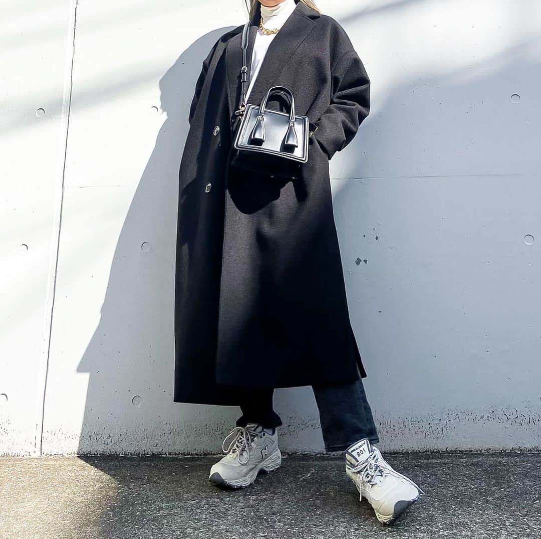 のインスタグラム：「冬は特にモノトーンになりがちよね📸🖤　 ロングコートは @lian_____official の物だよ🤣  #ootd#outfit#fashion#me#longcoat #instafashion#newbalance#zara#zarawoman #ロングコート#冬コーデ#ザラジョ#黒コーデ」