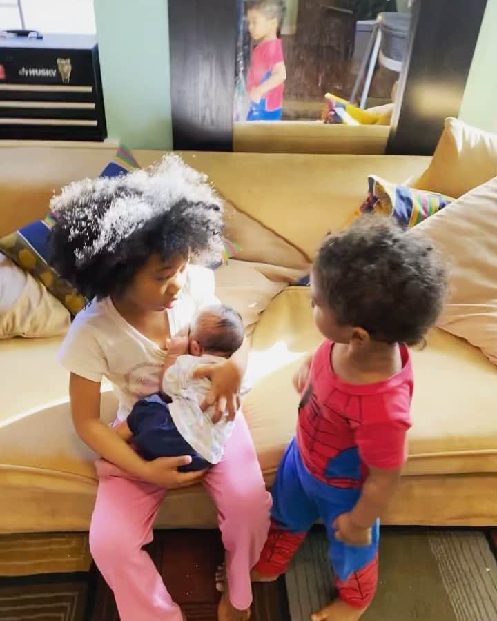 中鉢明子のインスタグラム：「They are fighting over their little brother, big sister never let little brother go  普段仲のいい二人が弟の争奪戦。いつもならやり返す娘が赤ちゃんを放さず耐えた。ダメだ！言っても、言葉足らず手が出てしまった息子。二人とも弟のお世話がしたくてしょうがない。マミー、ダディーの取り合いは全くなし(笑)   　自宅出産のメリットに、上の子にとってもお母さんが入院することなくずっとそばにいれることは何より安心感があり赤ちゃん返りも少ない。と聞いたのですが、(そもそも赤ちゃん返りとは無縁そうな彼らだけど…笑) それもよかったのかもしれません😌 彼らの目の前で弟は誕生したので。   #3人きょうだい #兄弟喧嘩 #自宅出産 #子育て #ニューヨーク #littlebrother #sibilings #newborn」
