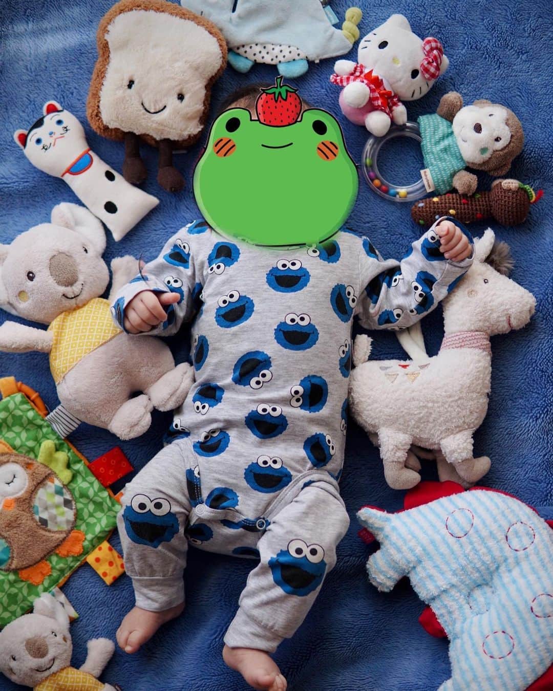 Anji SALZのインスタグラム：「Two months 🤩🥰❤️ Little SALZ is already quite aware, gets distracted yet bored easily and also refuses to sleep much during the day 😩🤷🏻‍♀️😂 But she is a sensitive little cutie 🥰 Just the napping on me kills almost all attempts in getting anything done during the day 🤧  Due to COVID and Winter I’m not really going out with her which makes life feel a bit isolated. Let’s hope things will turn for the better soon 😩 How are you coping?」