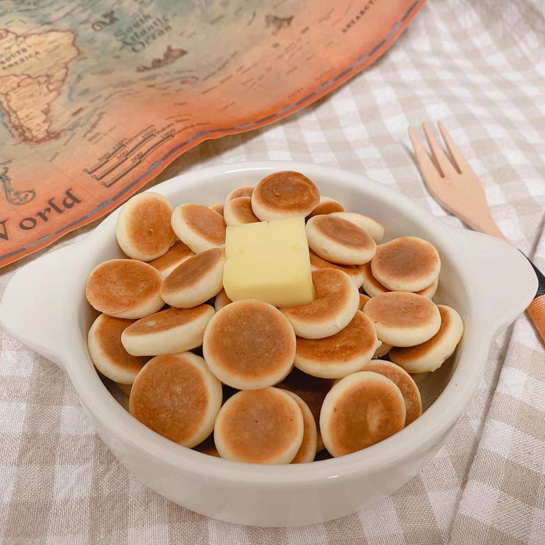のインスタグラム：「昨日書いたので、有言実行🥞✨ #おうちカフェ 一口で食べれるミニパンケーキ作りました🤣 作りすぎて冷凍庫行き🕊🕊🕊 ※ちなみに米粉でできてるのでグルテンフリー！ ・ 作りながらクラブハウスに参加して、 充実したにちようびの夜🌙*ﾟ みんな違ってみんないい☺️ ・ #ミニパンケーキ #おうち時間 #手作りパンケーキ #超簡単レシピ #お菓子作り #お菓子作り好きな人と繋がりたい #パンケーキ作り #パンケーキ部 #パンケーキ好きな人と繋がりたい」