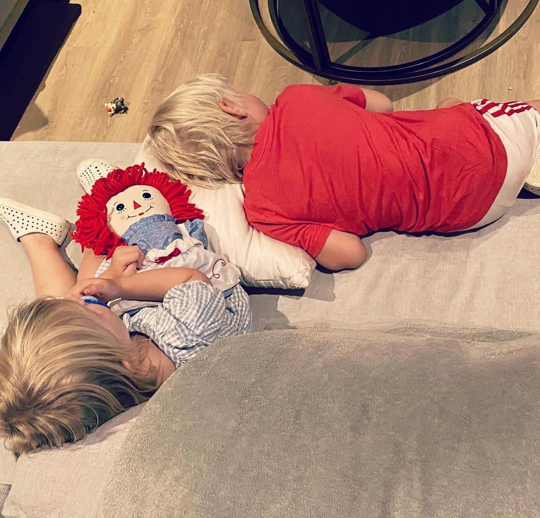ブルックリン・デッカーのインスタグラム：「Our kids haven’t been in pre-school since March, they rarely see other kids because we are paranoid nuts, we think we’re failing them all the time. But then moments like this happen (albeit, in front of the tv) and my heart turns to goo.」