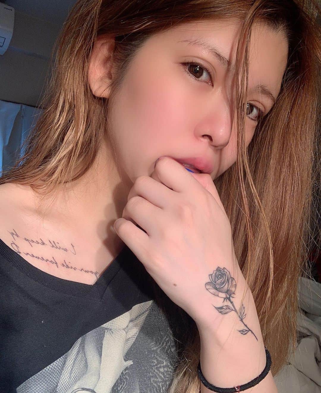 坂口杏里のインスタグラム：「てか中絶で人殺し扱いかー なかなかだね。  １０月監禁事件  思い出してよ  じゃあ君たちなら誰の子 かわならない子産める？  子供大好きだから育てようって覚悟もあったよ  でもね、現実考えたら 自分の生活で 働かなきゃいけない  私に誹謗中傷、人殺し扱いしても、自分と向き合って考えて  産みたいけど、無理なもんは無理 ってわかったの  前向きなDMも人殺し扱い同様たくさんきます。ありがとうございます。励みになります。  監禁レイプ 笑いながらぶん殴られたり 肋骨折したり  もう勘弁して✋ 人の痛みや苦しみ苦悩  わからない方々に なんにも言われる筋合いありません。 自分が１０月の監禁されてみたらわかるよ  こんなゲスい事書きたくないし言いたくないけど 私にそんだけ言うなら同じこと同じ思いしてみな  並大抵な気持ちでいれないから」